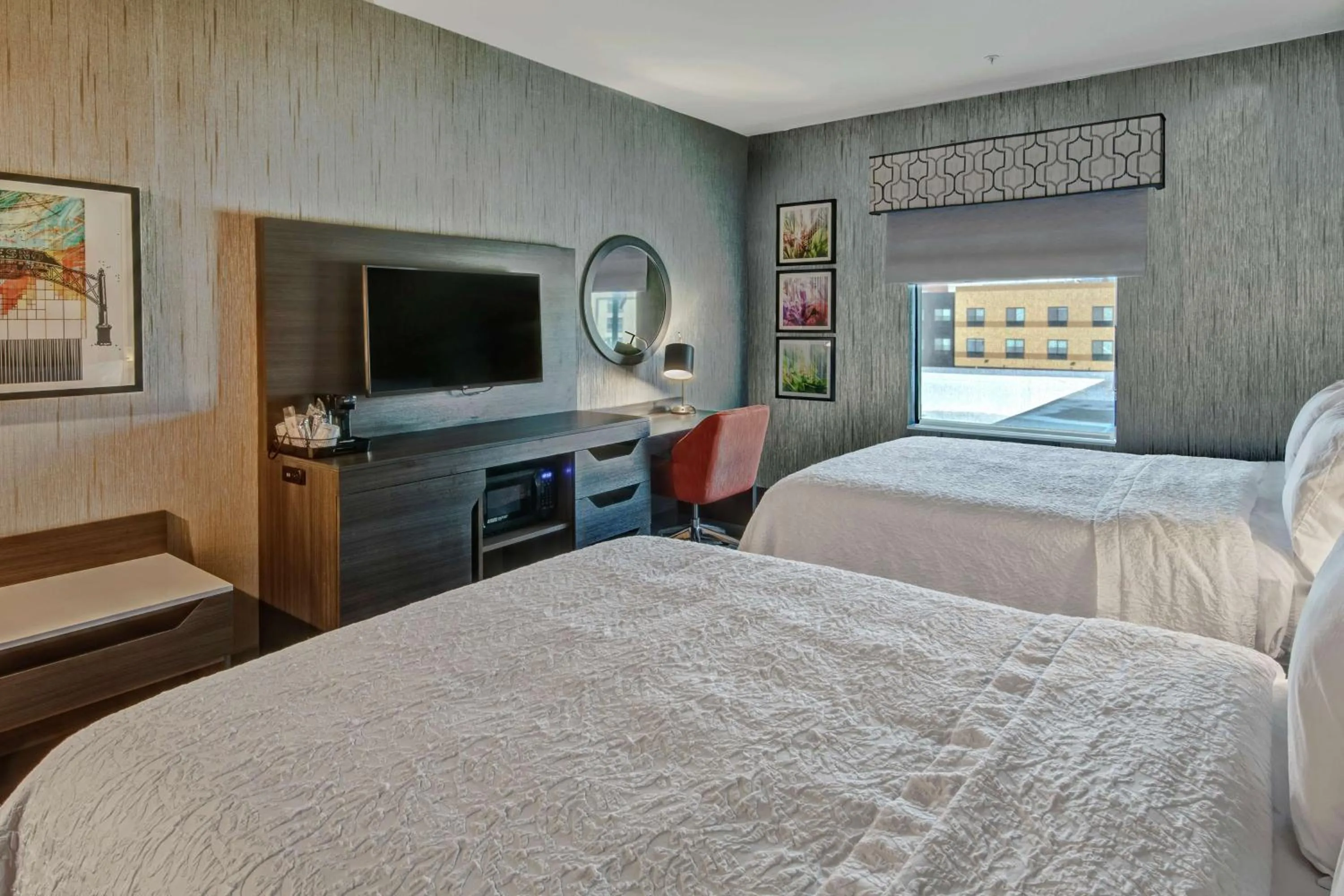 Photo of the whole room, Bed in Hampton Inn Fresno Airport