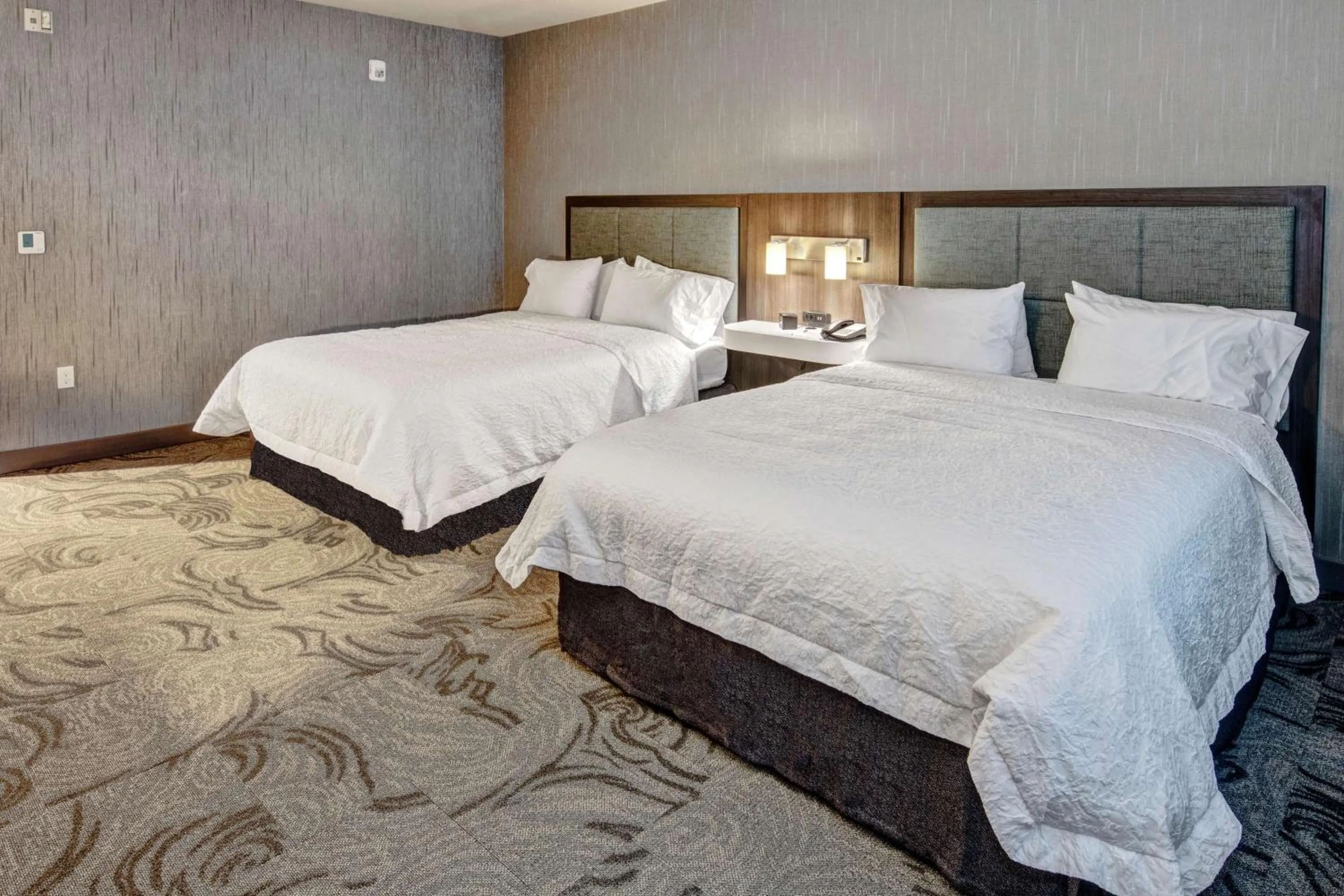 Bed in Hampton Inn Fresno Airport