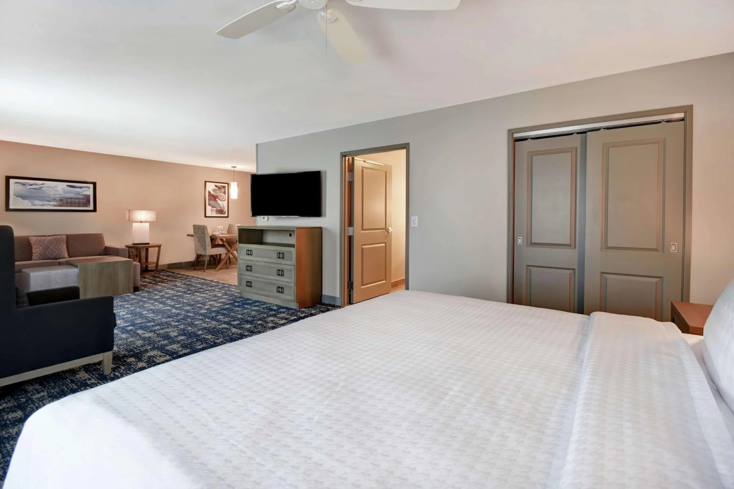 Bedroom, Bed in Homewood Suites By Hilton Orange New Haven
