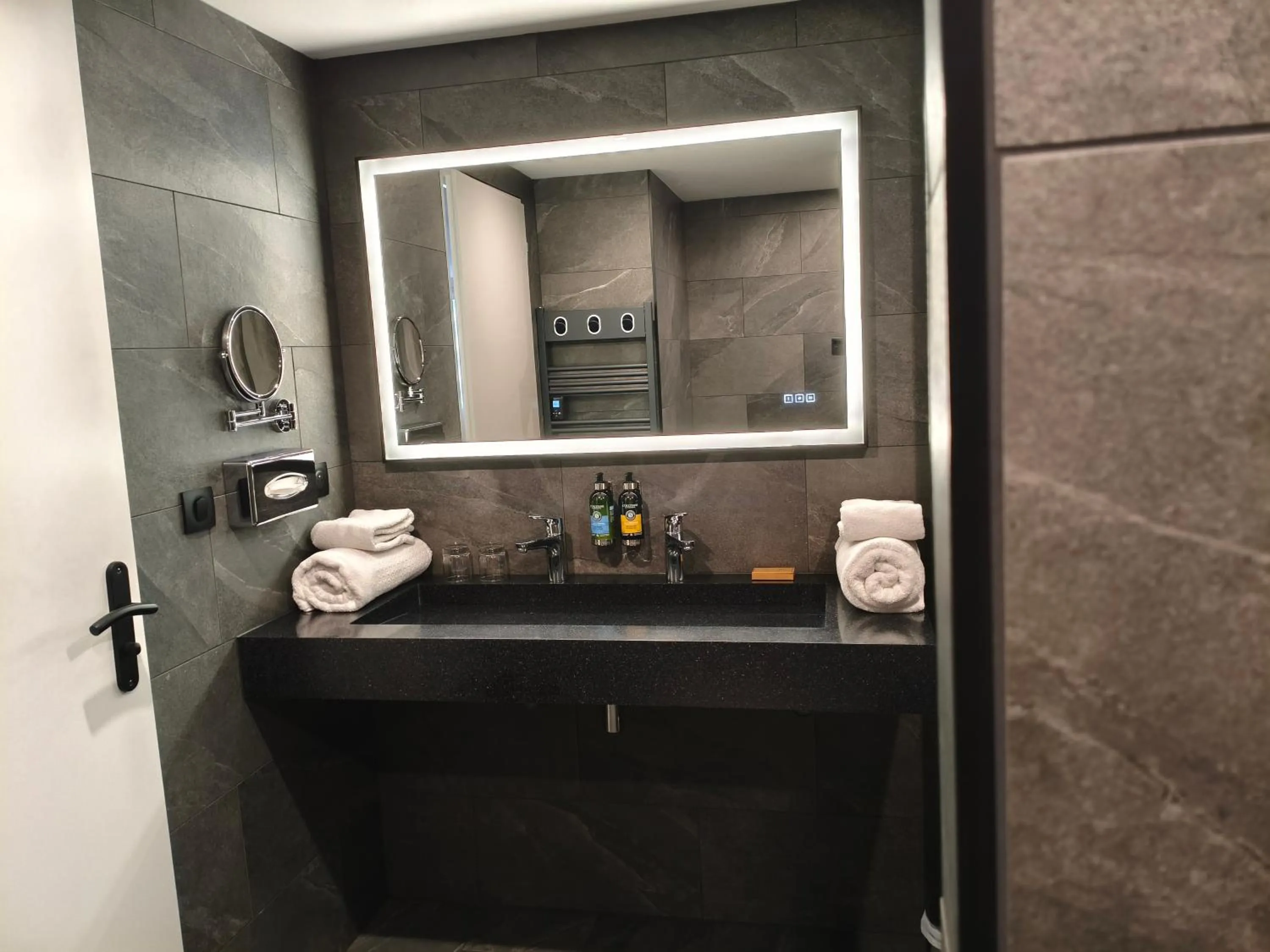 Bathroom in Hôtel Restaurant Spa Les Jardins De Sophie