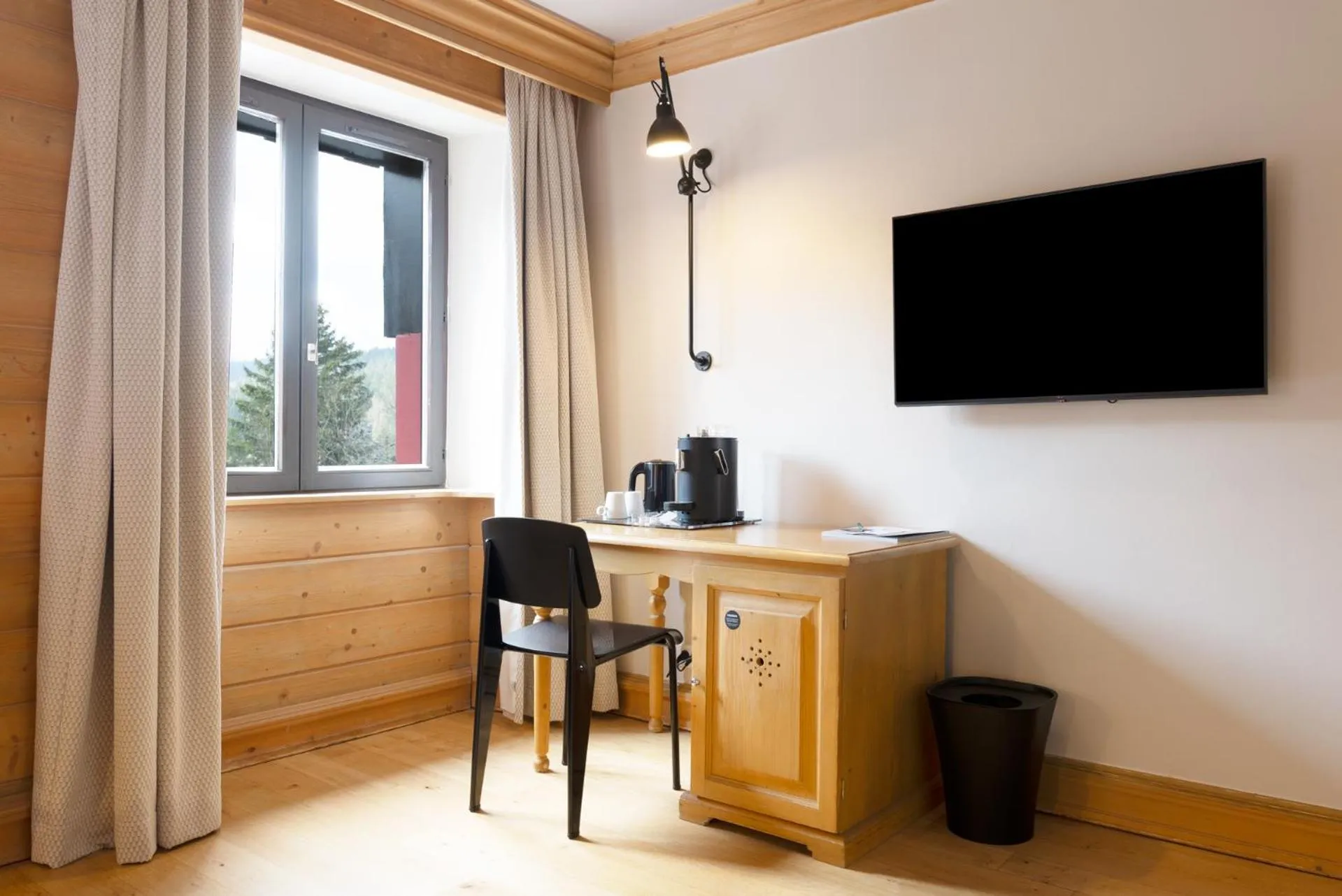 TV and multimedia in Hôtel Restaurant Spa Les Jardins De Sophie