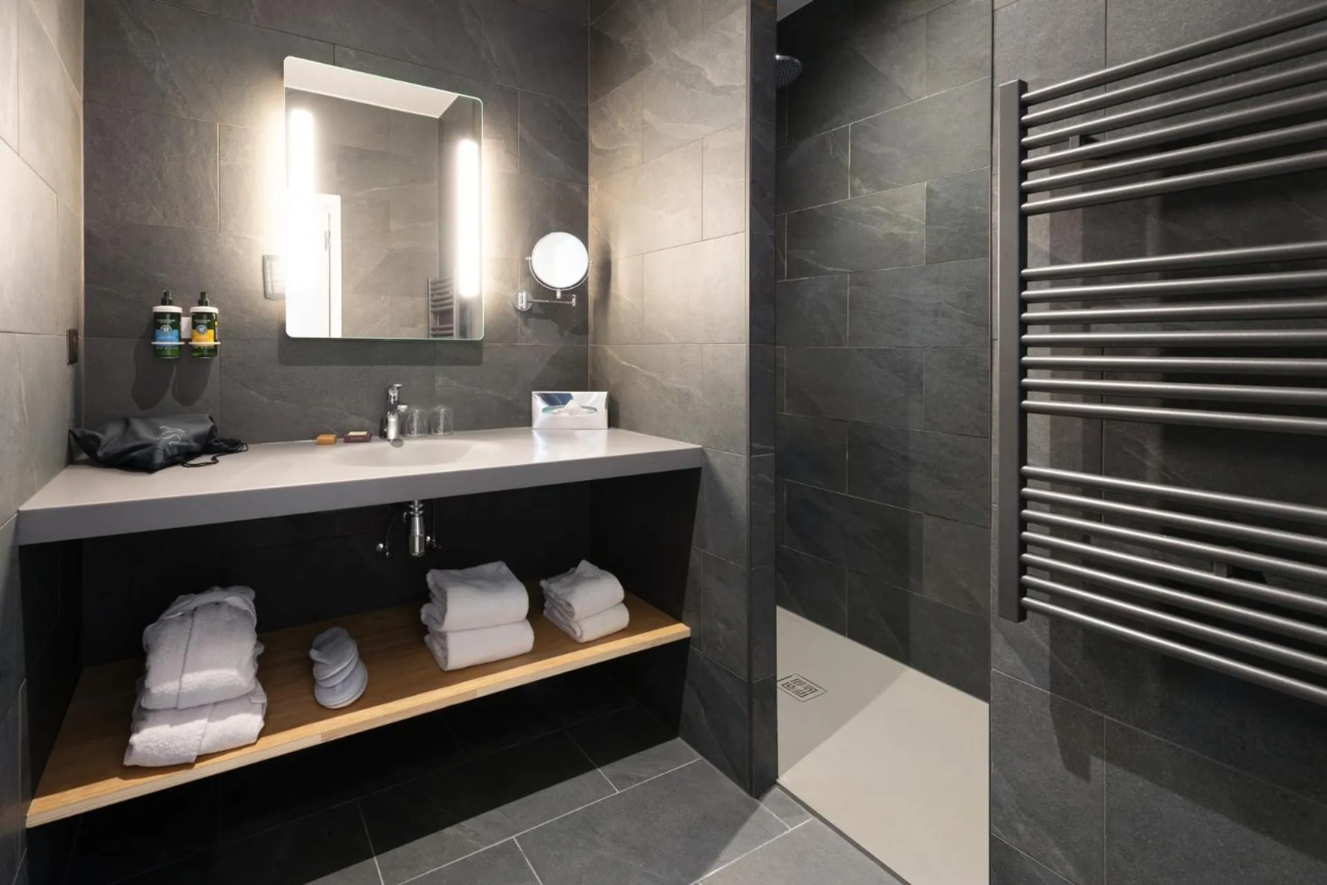 Shower in Hôtel Restaurant Spa Les Jardins De Sophie