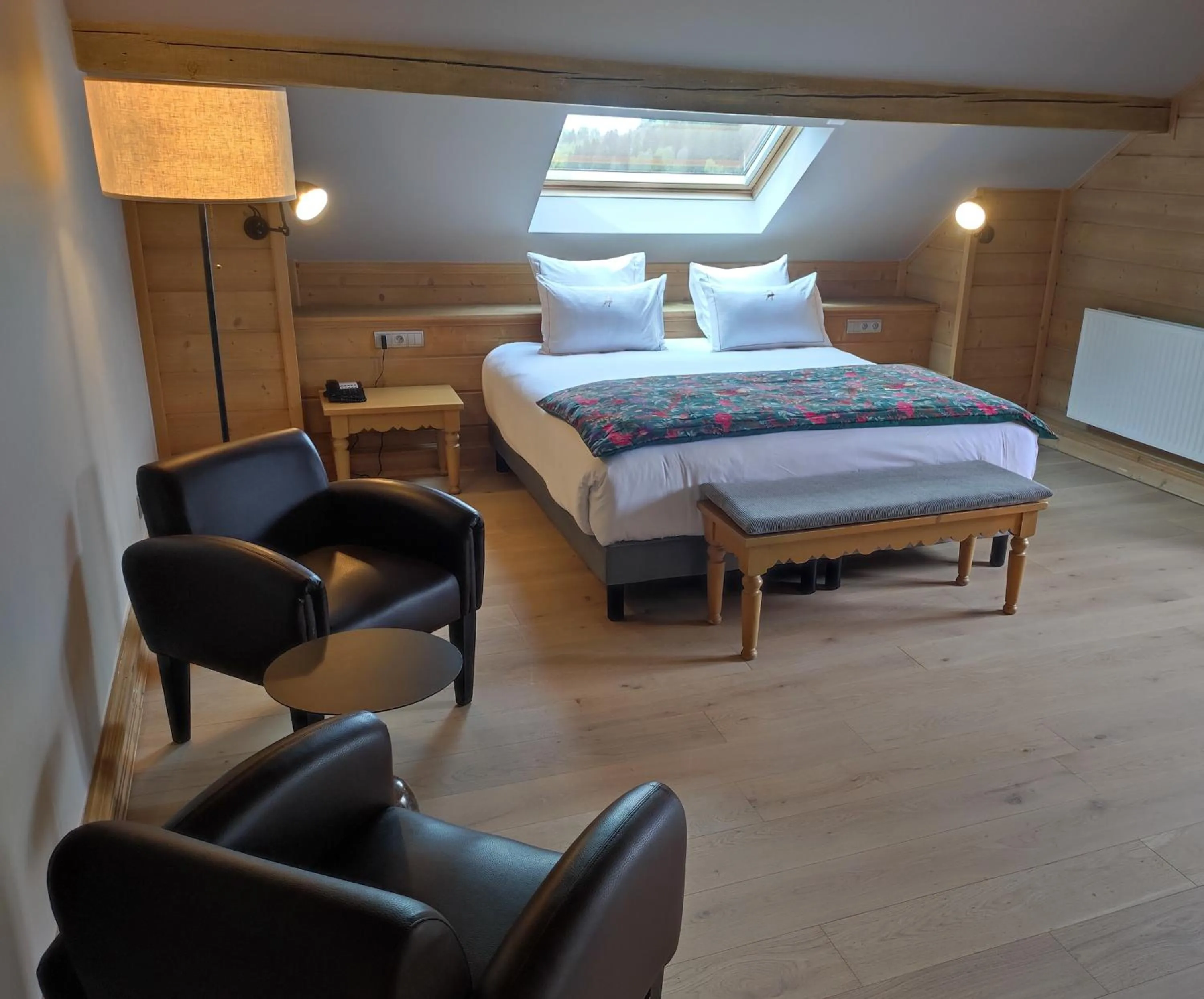 Bed in Hôtel Restaurant Spa Les Jardins De Sophie