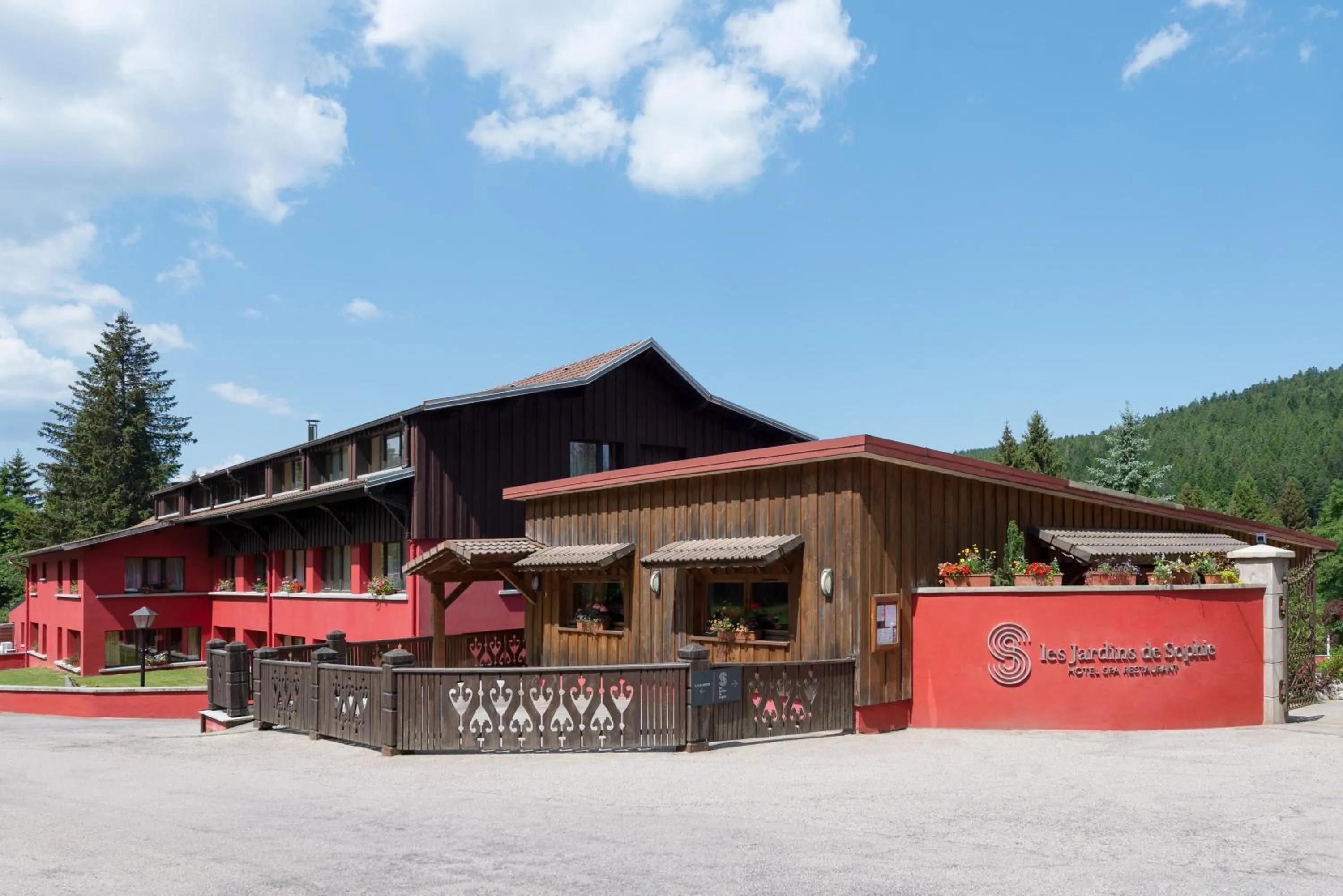 Property building in Hôtel Restaurant Spa Les Jardins De Sophie
