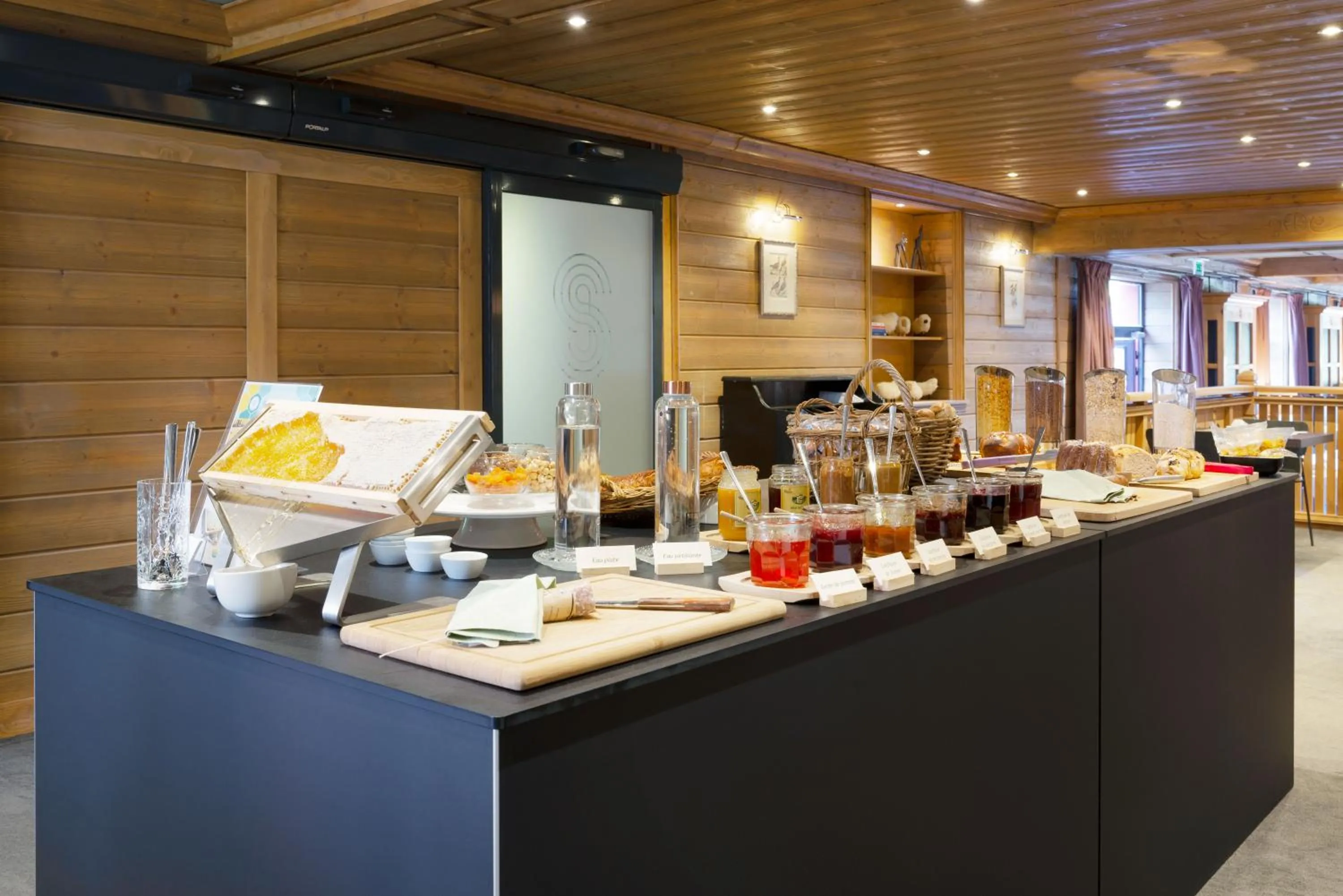 Food and drinks in Hôtel Restaurant Spa Les Jardins De Sophie