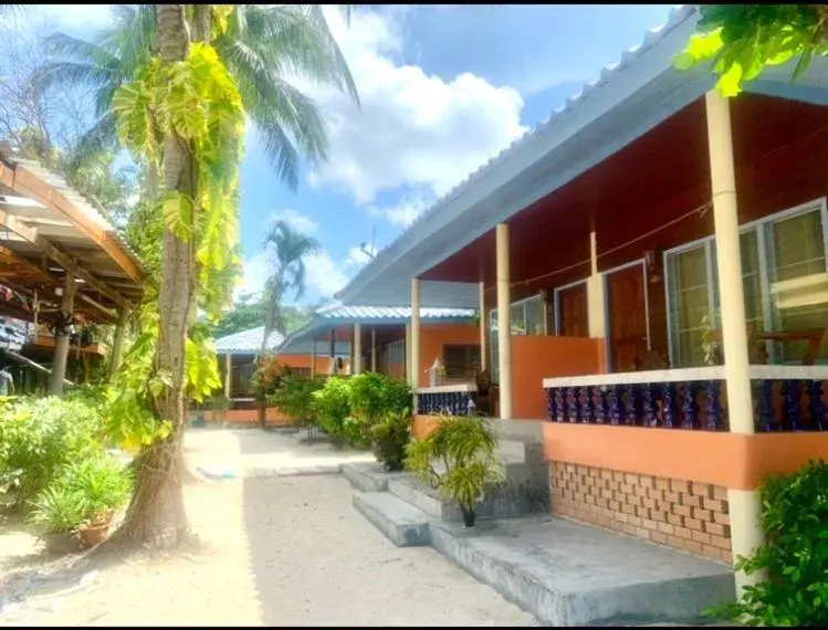 Standard Double or Twin Room with Fan and Hot Shower in Koh Tao Tropicana Resort Standard Double or Twin Room with Fan and Hot Shower in Koh Tao Tropicana Resort