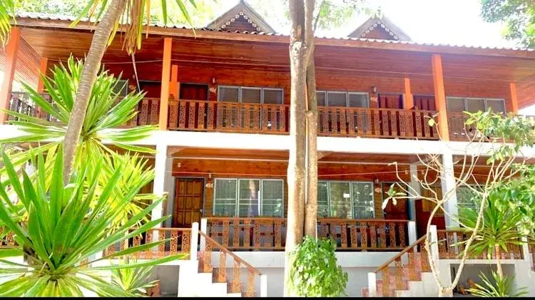Standard Triple Room With AC in Koh Tao Tropicana Resort Standard Triple Room With AC in Koh Tao Tropicana Resort