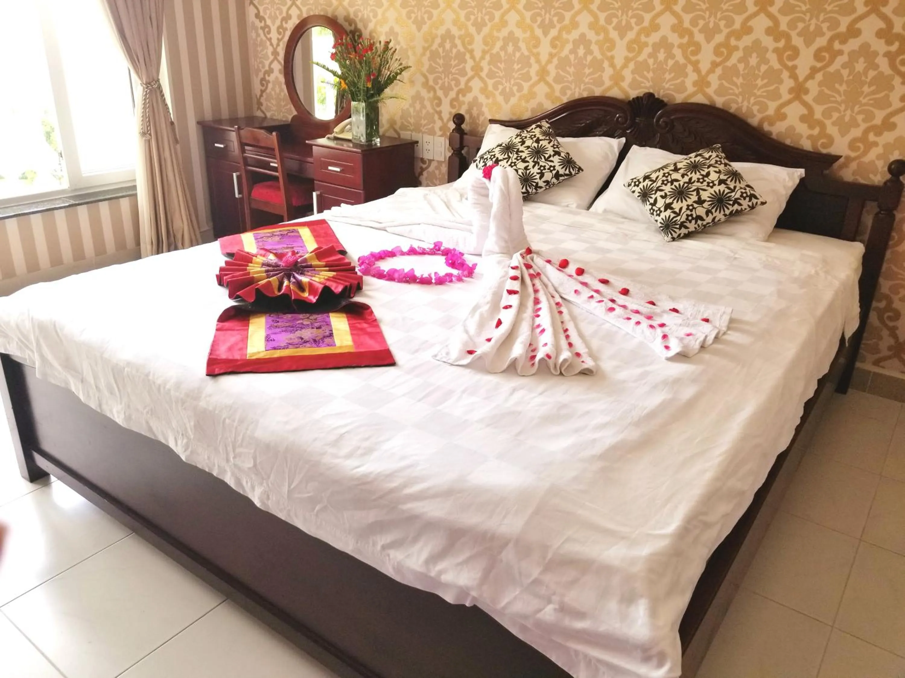 Photo of the whole room, Bed in Nathalie's Vung Tau Hotel