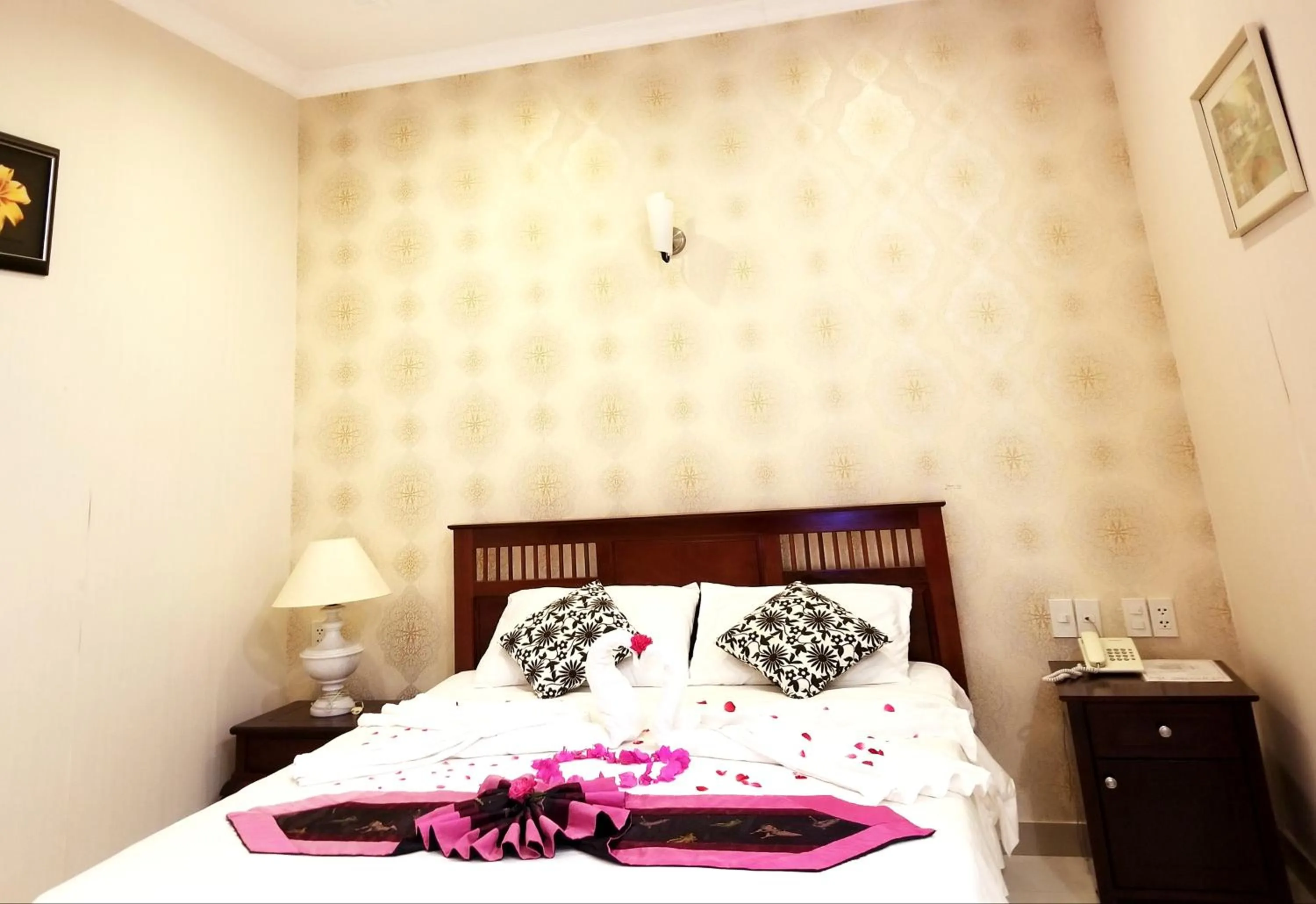 Photo of the whole room, Bed in Nathalie's Vung Tau Hotel