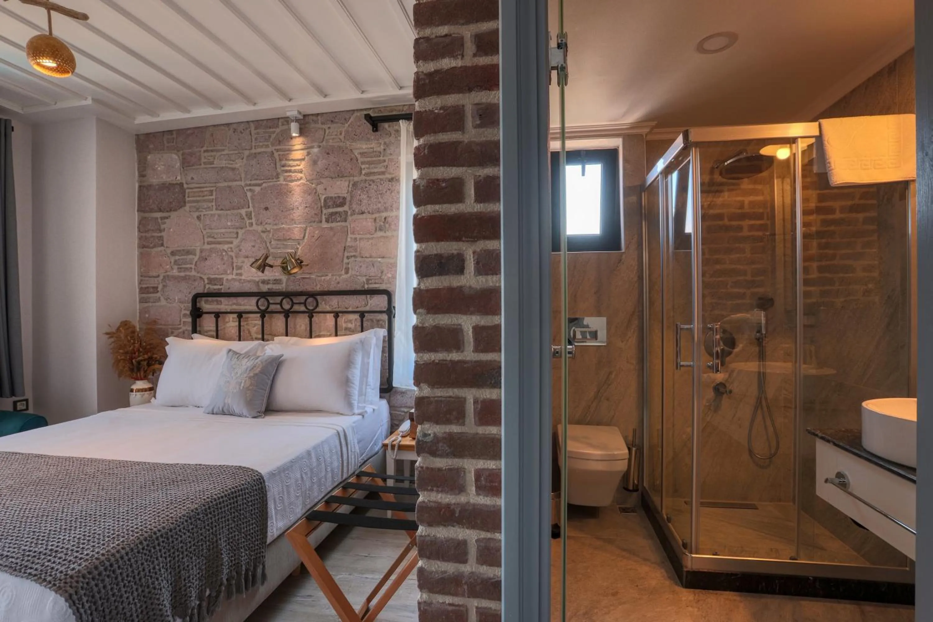 Bathroom, Bed in Sukha Cunda Otel