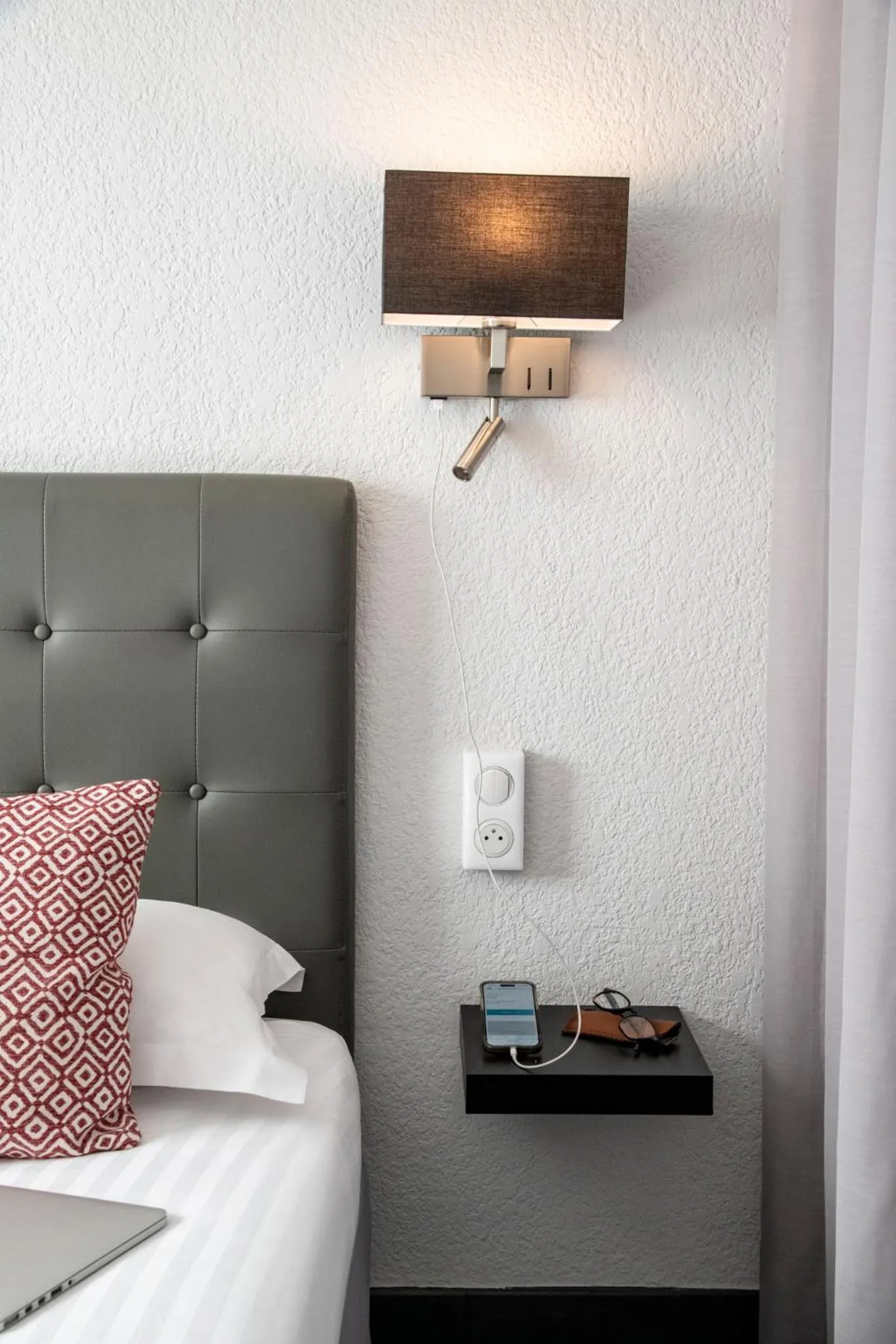 furniture, Bed in Hotel du Forum