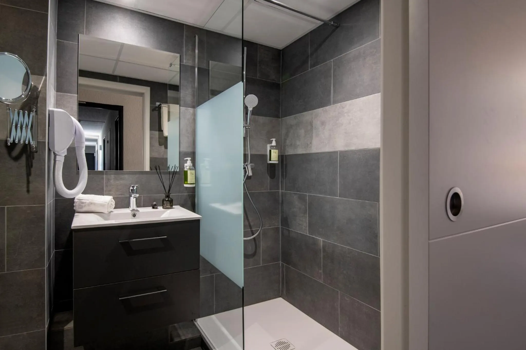 Shower in Hotel du Forum