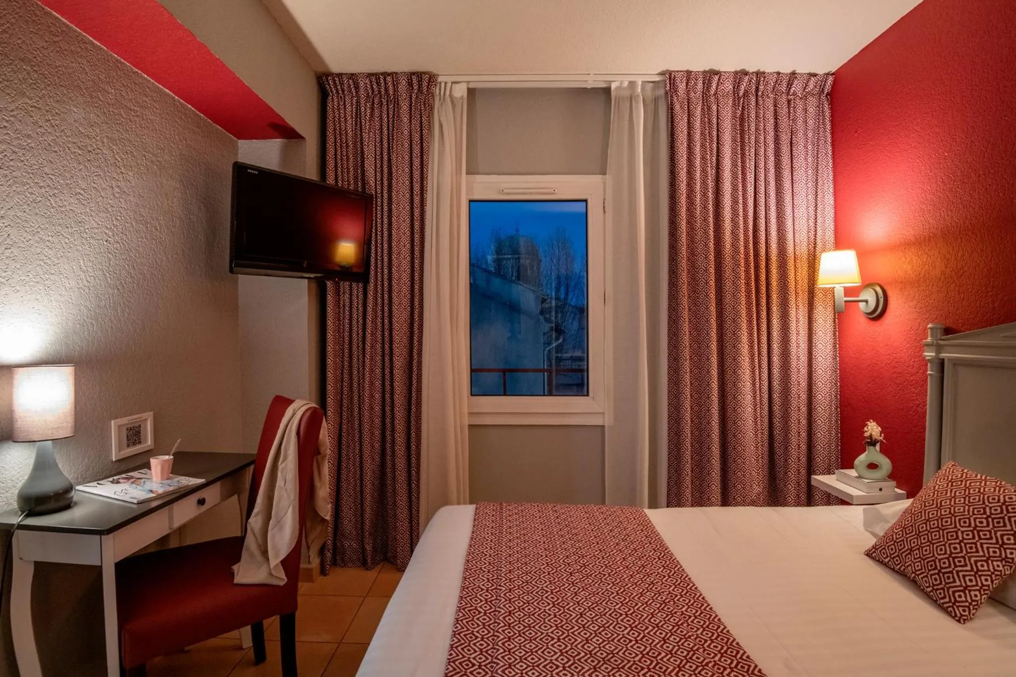 Photo of the whole room, Bed in Hotel du Forum