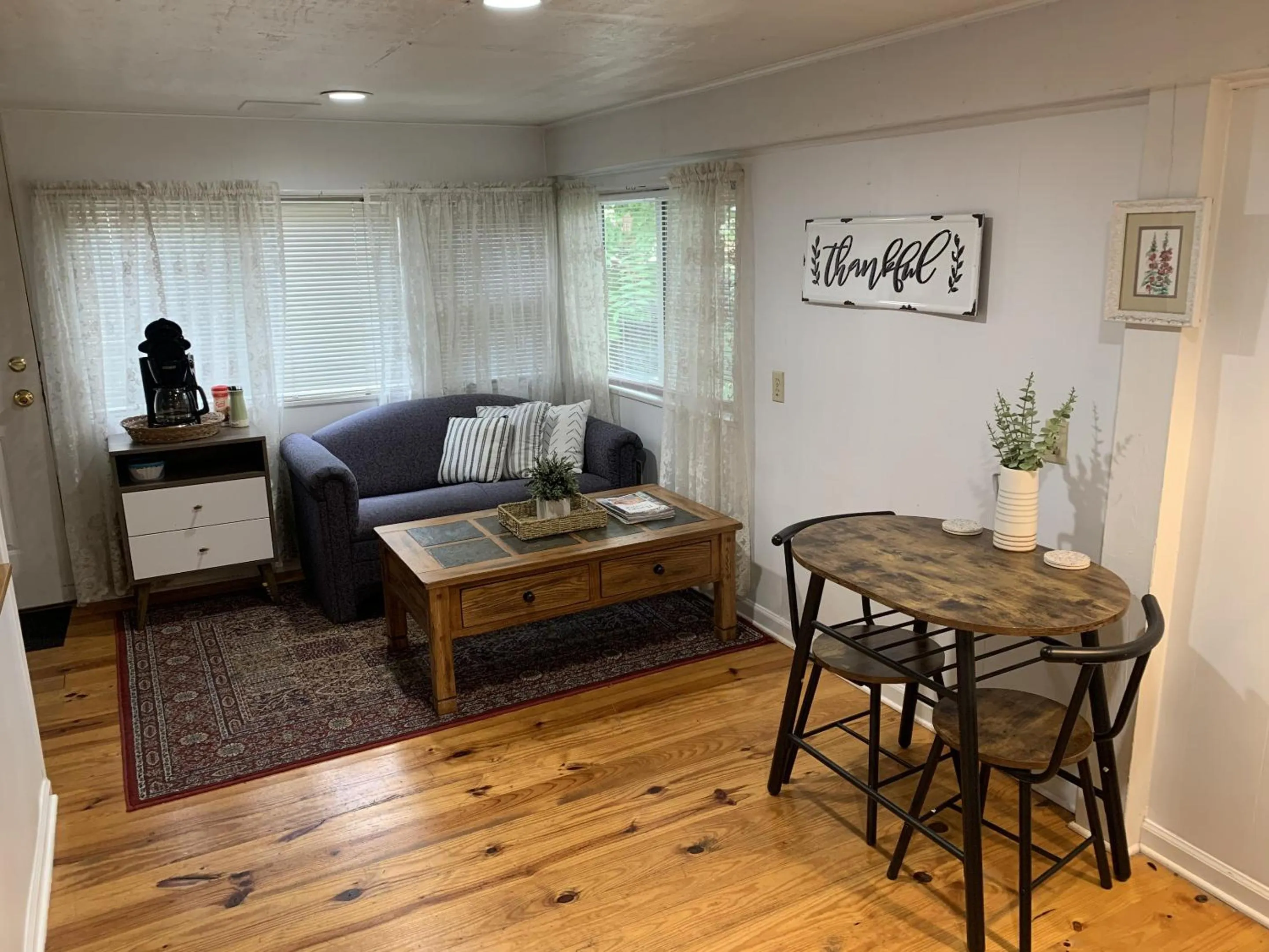 Living room in The Iris Garden Downtown Cottages and Suites