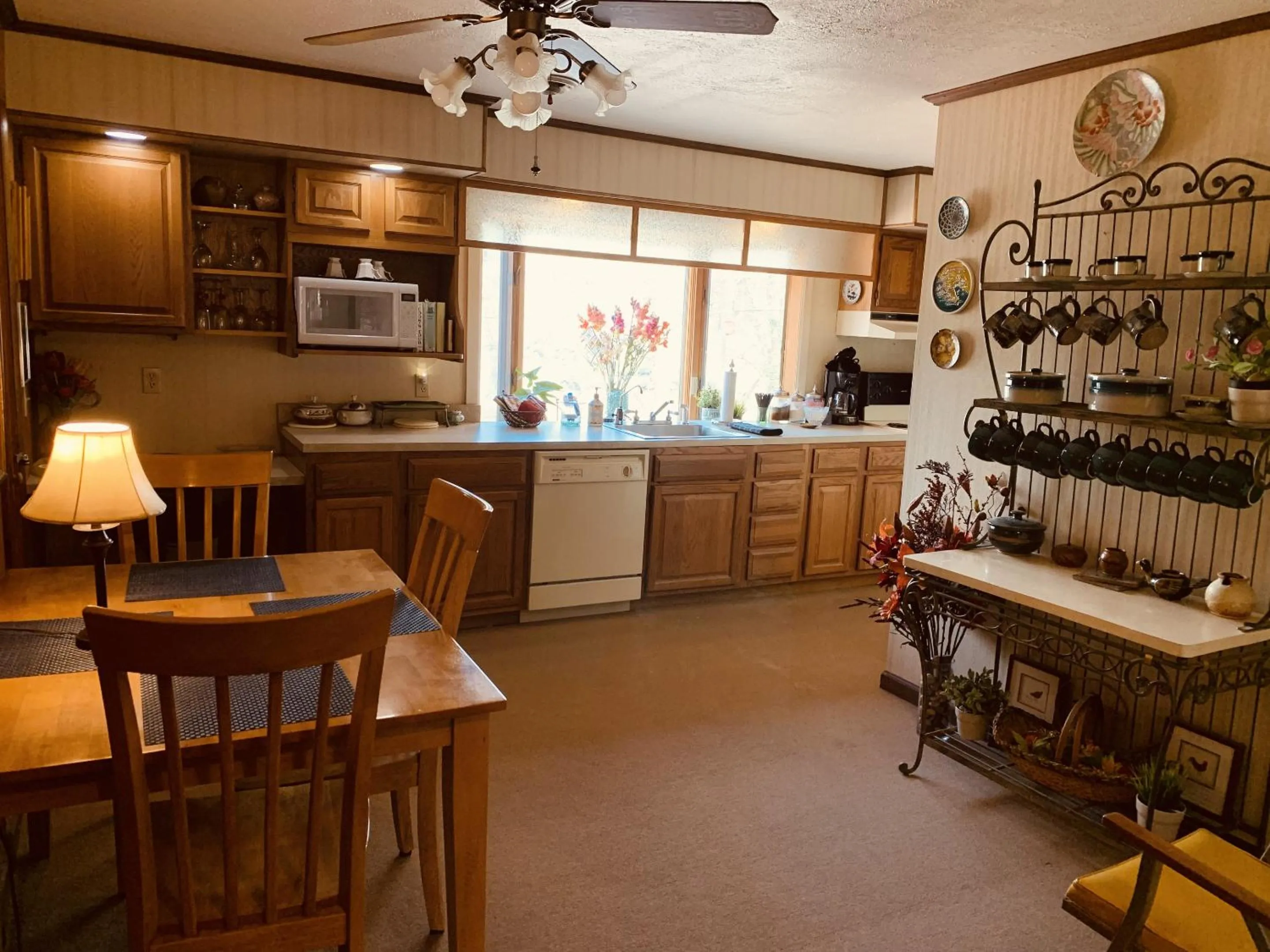 Kitchen or kitchenette in The Iris Garden Downtown Cottages and Suites