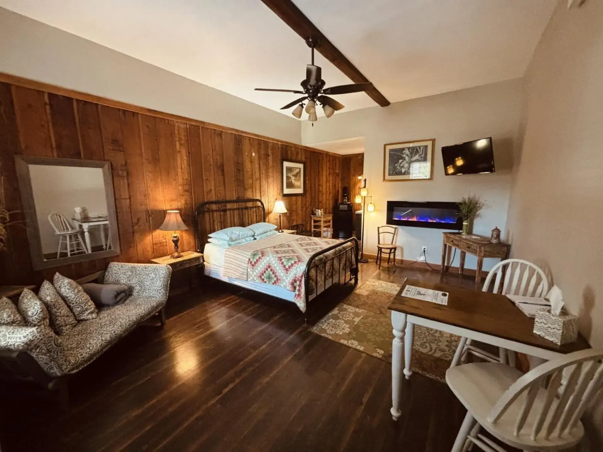 One-Bedroom Apartment in The Iris Garden Downtown Cottages and Suites One-Bedroom Apartment in The Iris Garden Downtown Cottages and Suites