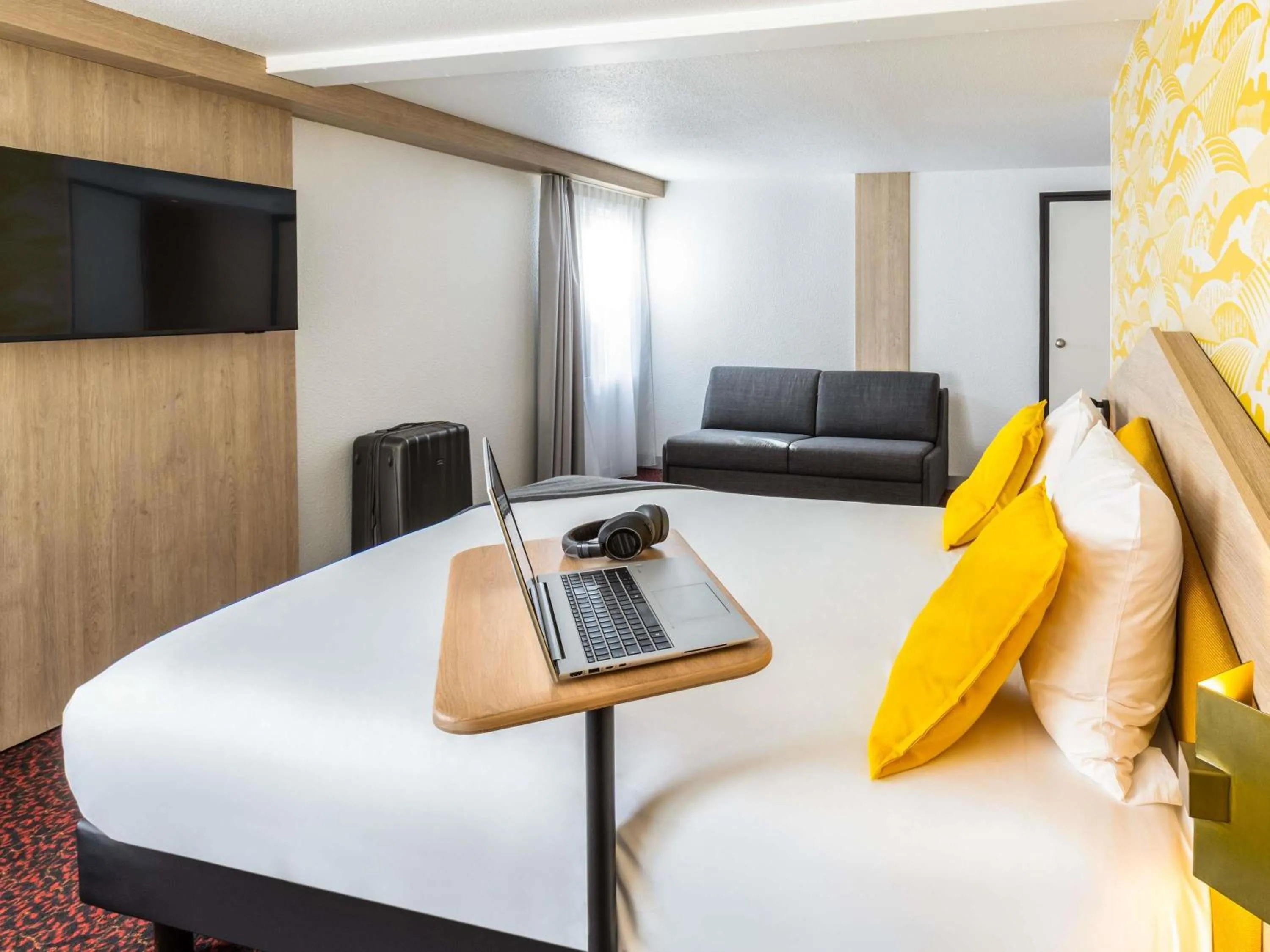 Bedroom, Bed in ibis Styles Chartres Sud Barjouville