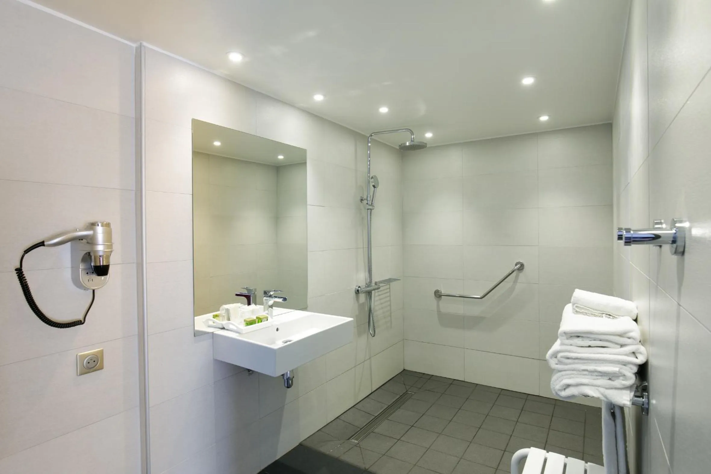 Bathroom in ibis Styles Chartres Sud Barjouville