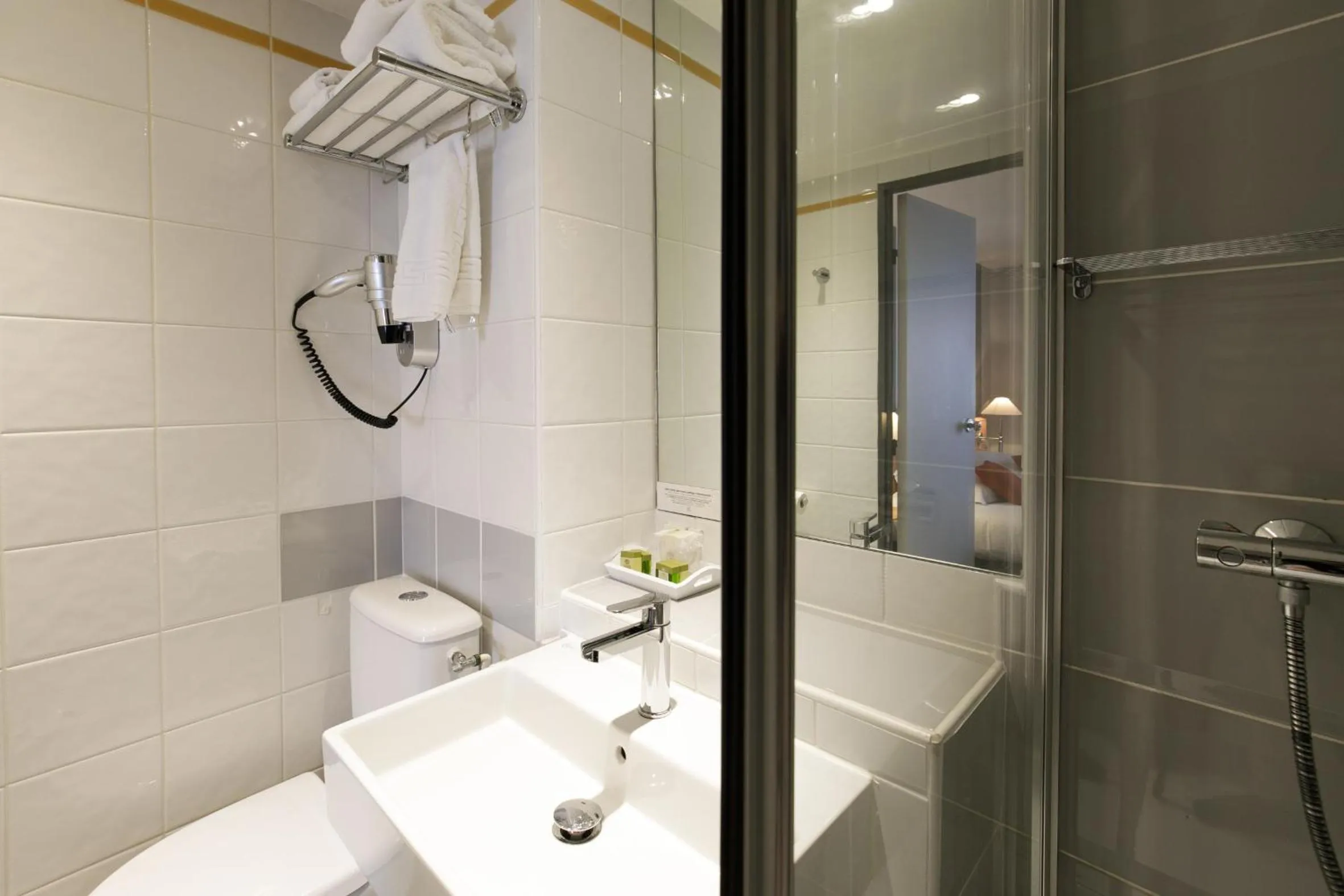 Bathroom in ibis Styles Chartres Sud Barjouville