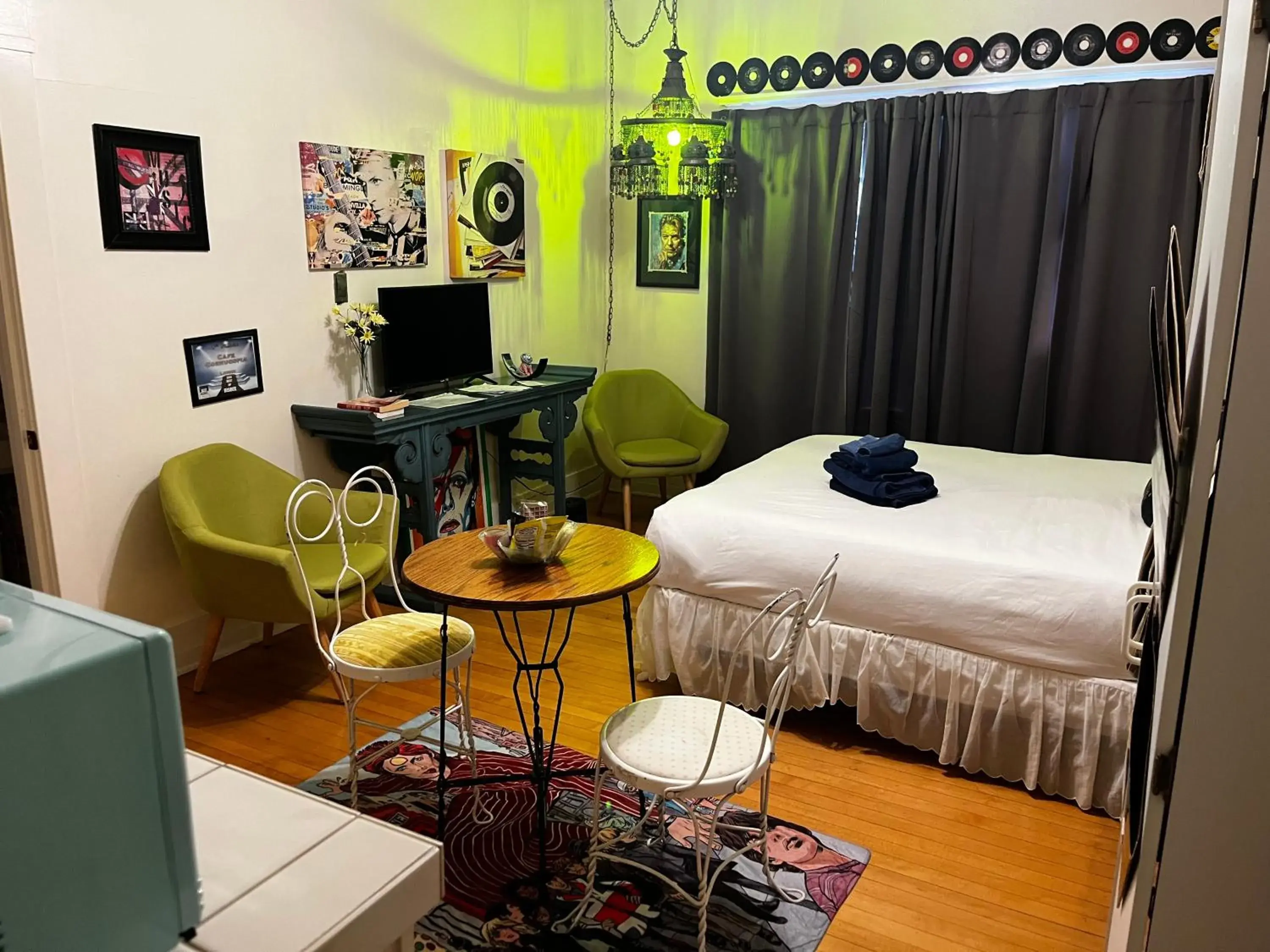 Deluxe Double Room (1 adult + 1 child) in Greenway Manor Deluxe Double Room (1 adult + 1 child) in Greenway Manor