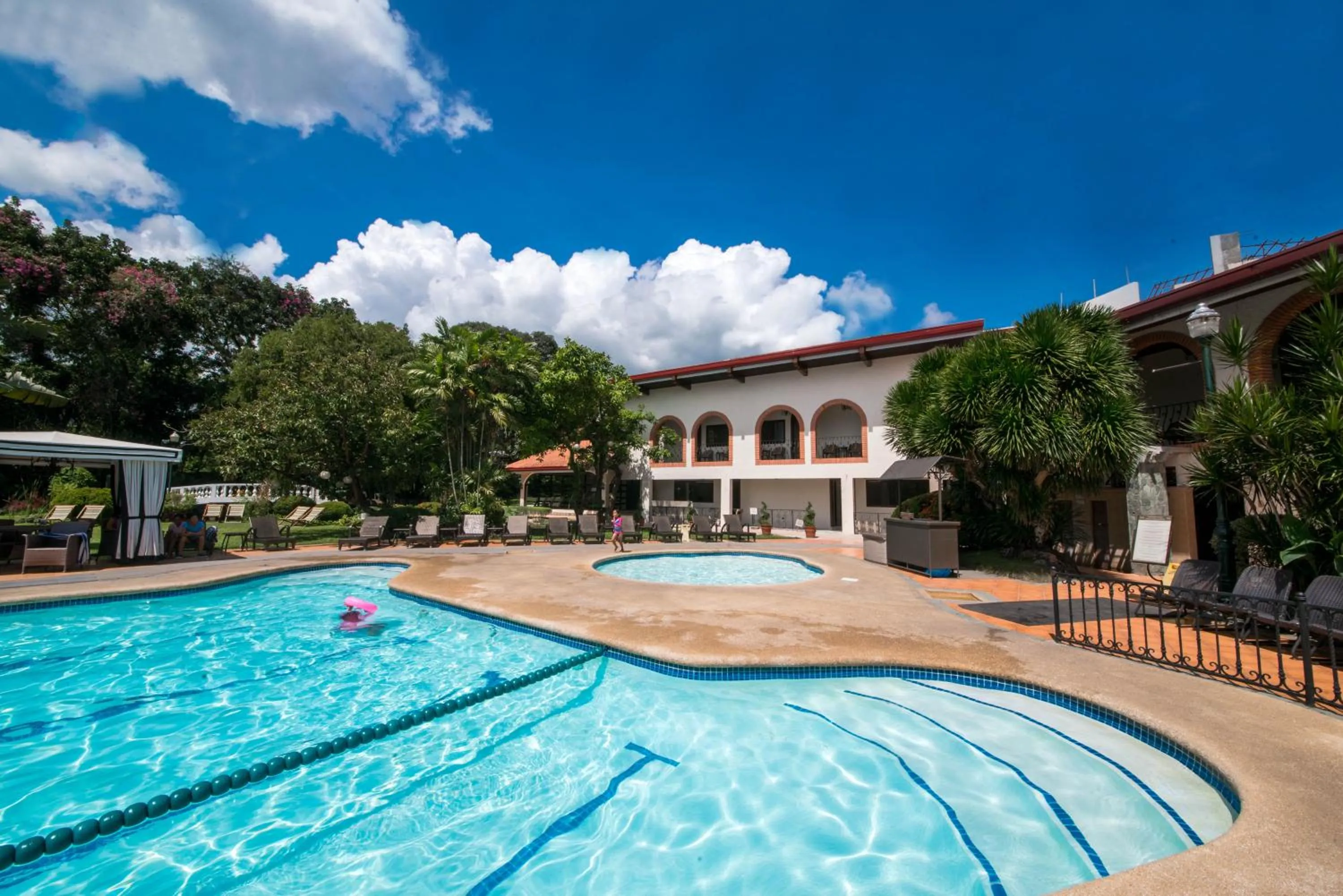 Swimming pool in Montebello Villa Hotel