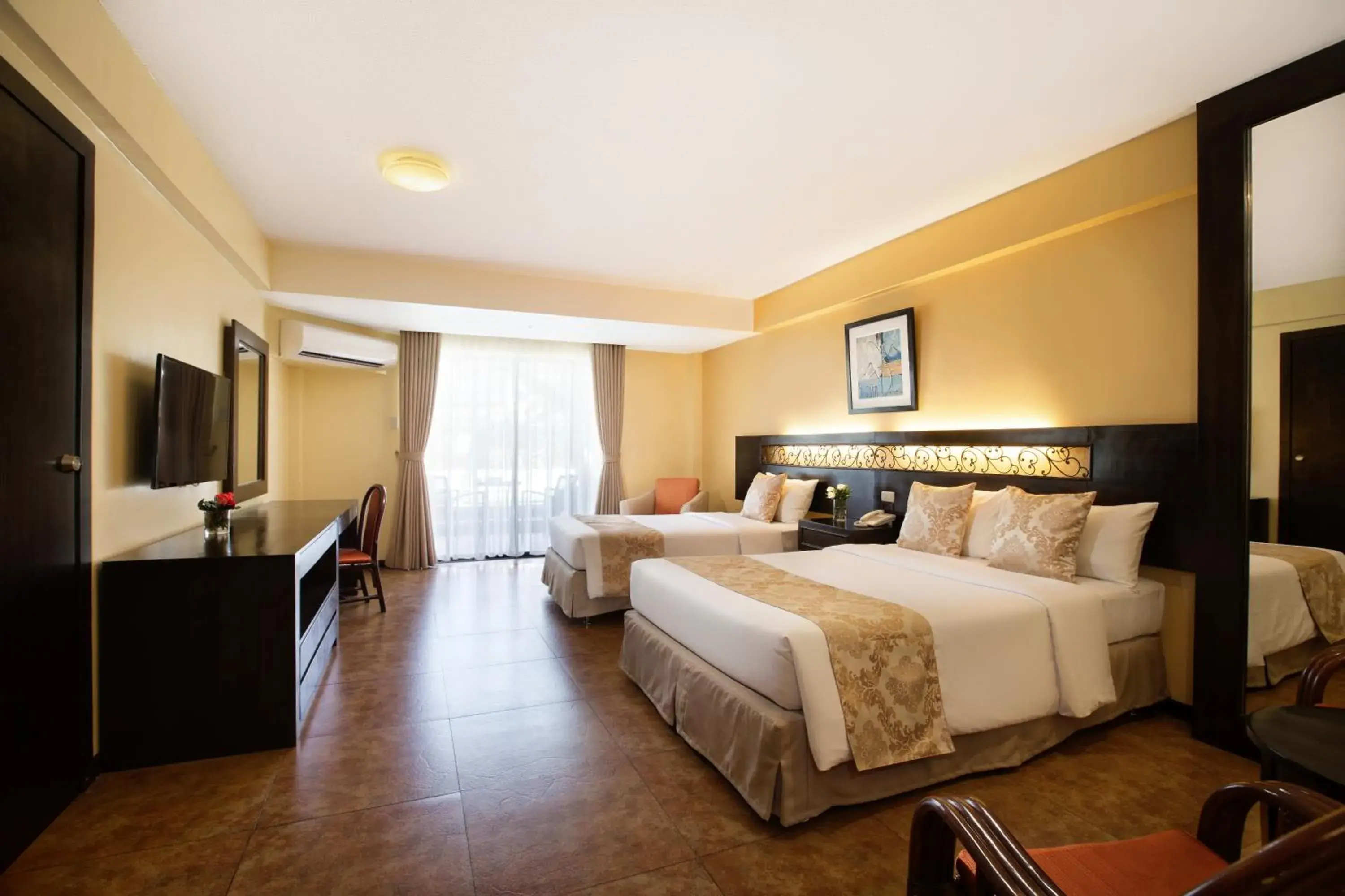 Premier Pool View in Montebello Villa Hotel Premier Pool View in Montebello Villa Hotel