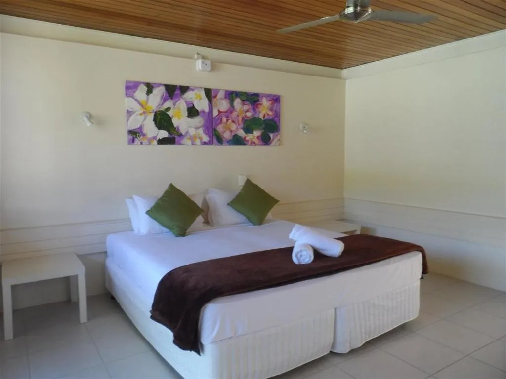 Bed in Arcadia Village Motel