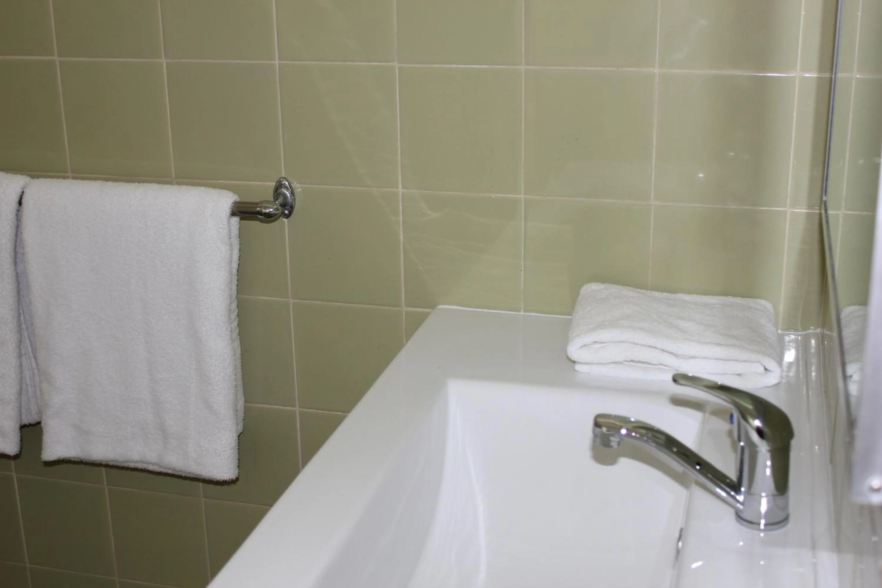 Bathroom in Arcadia Village Motel