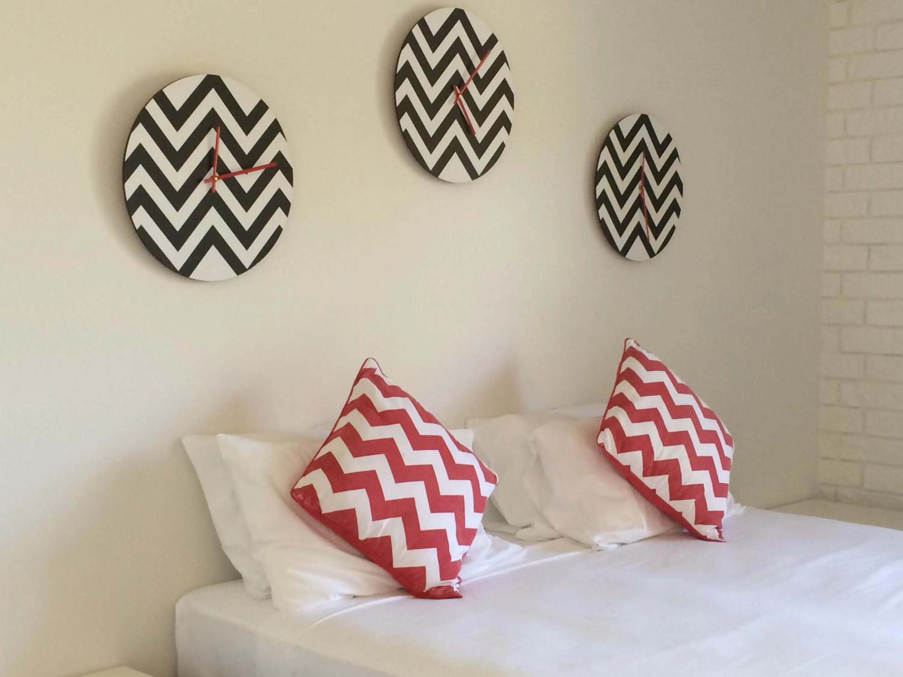 Decorative detail, Bed in Arcadia Village Motel