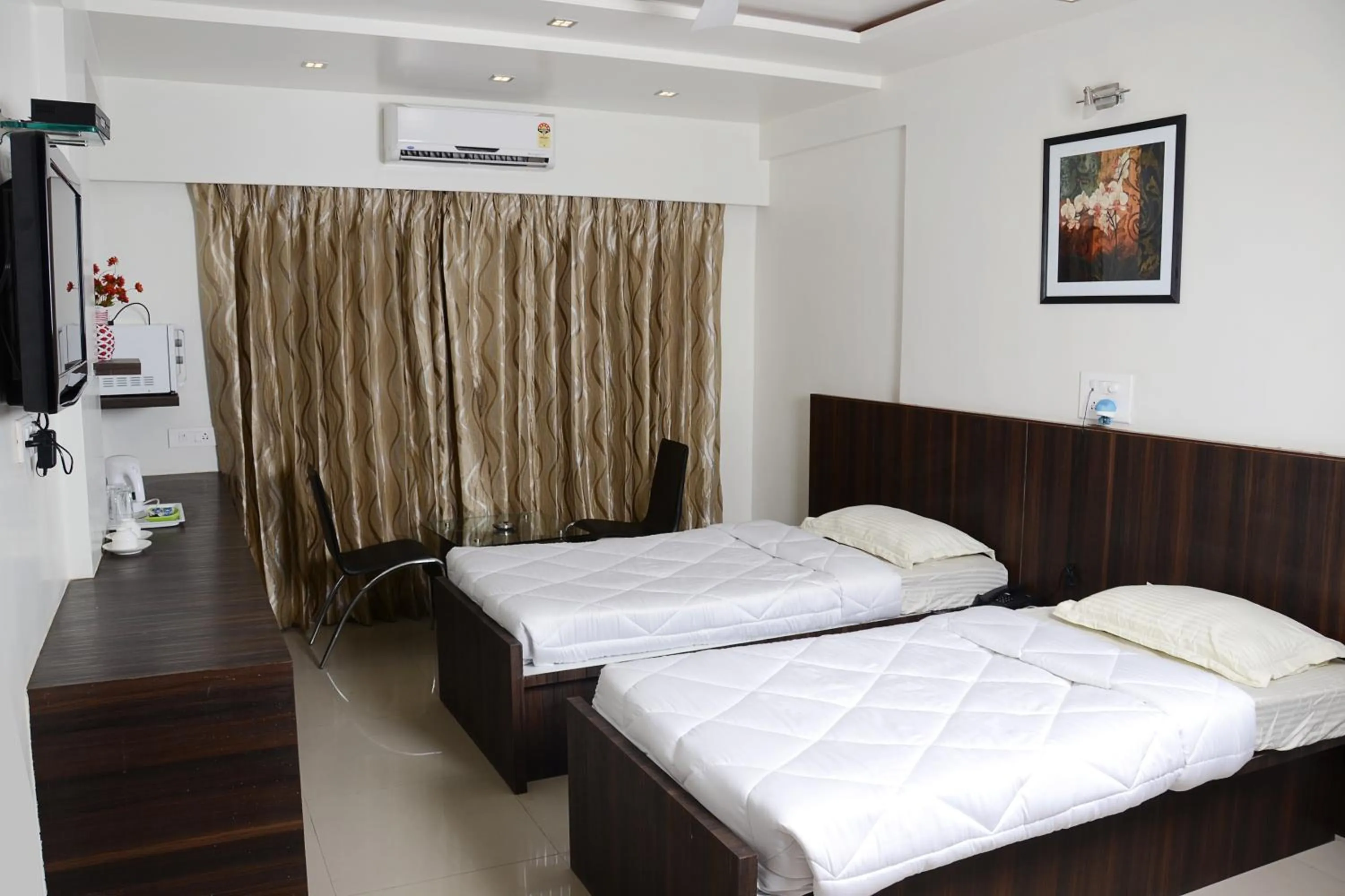 Bed in Hotel Suresh Inn