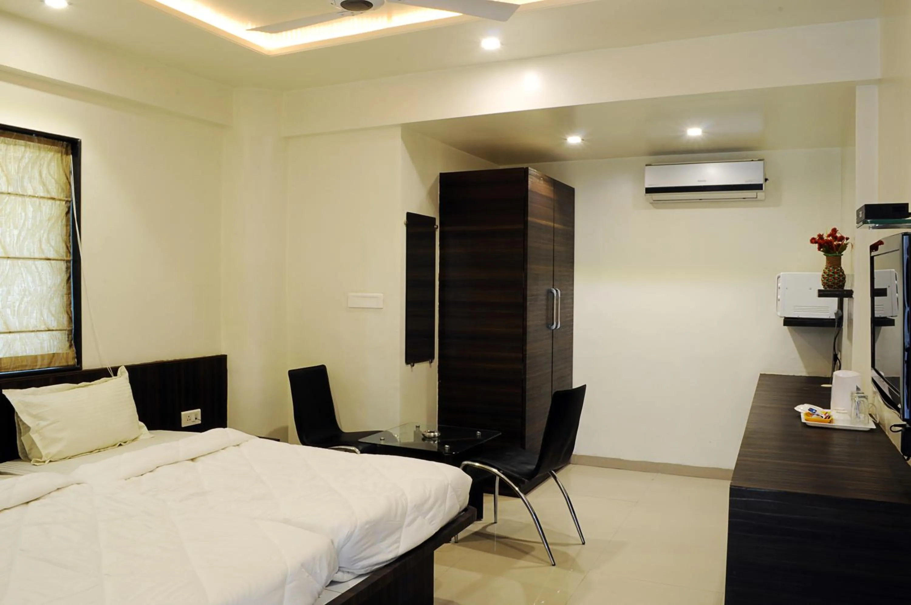 Bed in Hotel Suresh Inn