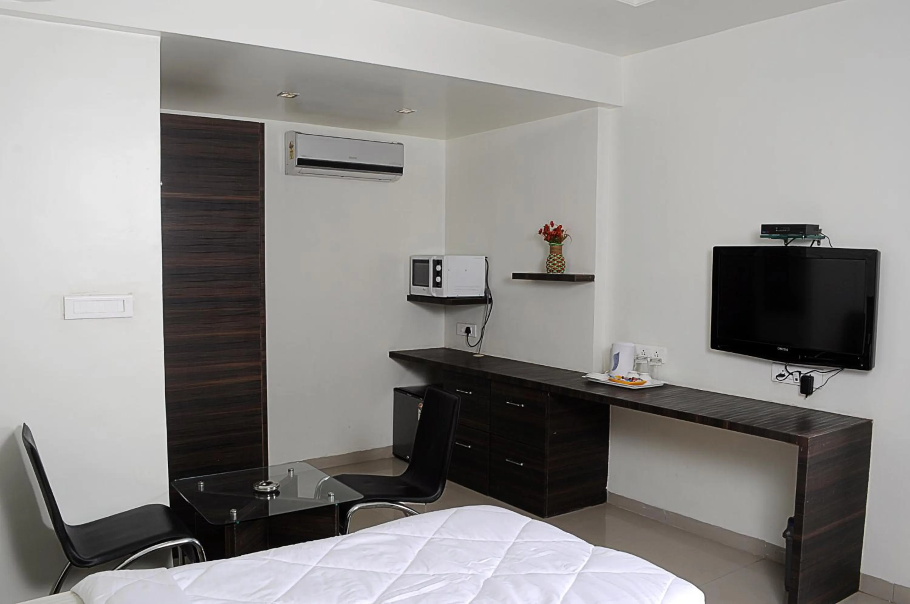 Bed in Hotel Suresh Inn