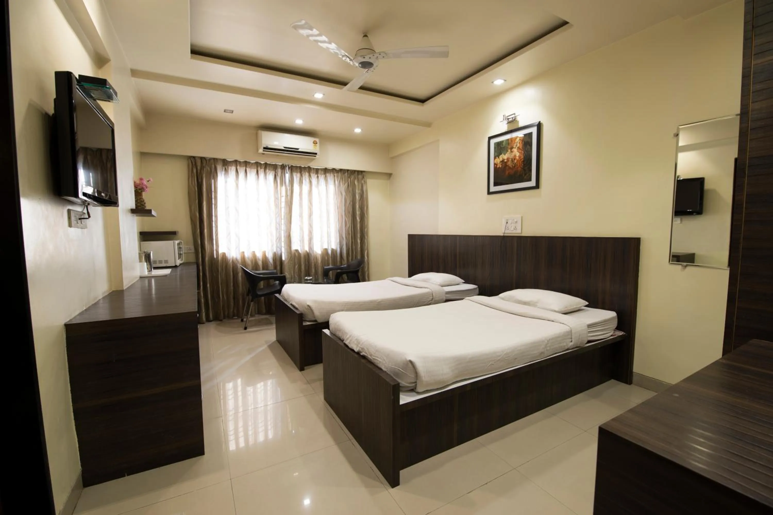 Bed in Hotel Suresh Inn