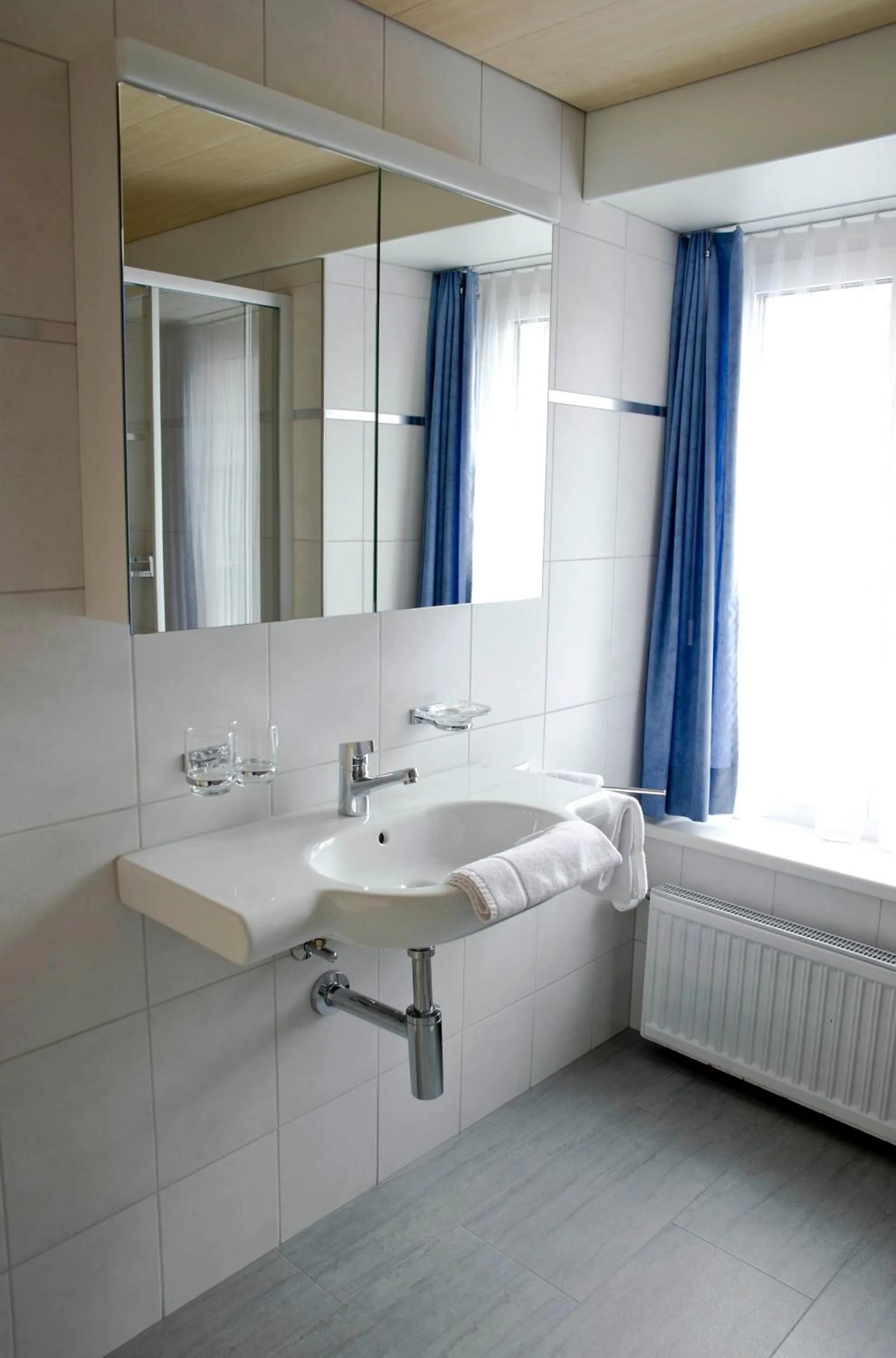 Bathroom, Bed in Hotel Alpina