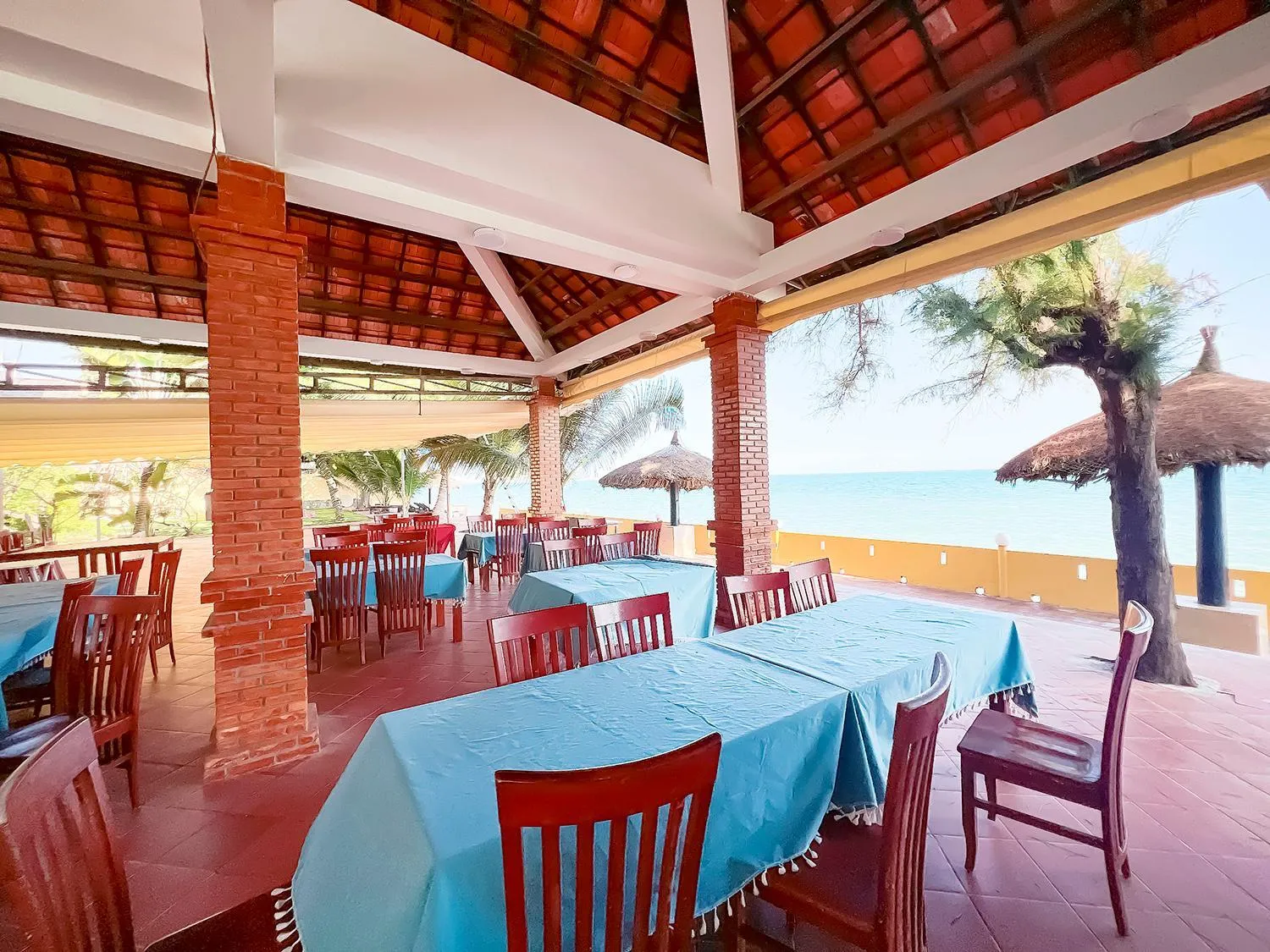 Restaurant/places to eat in Sand Beach Resort