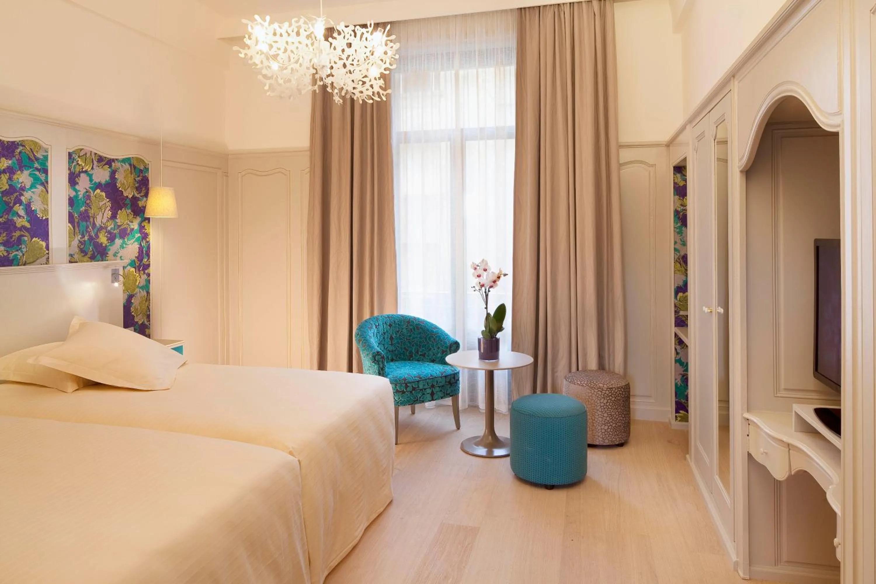 Photo of the whole room, Bed in Hôtel & SPA Oceania L'Univers Tours