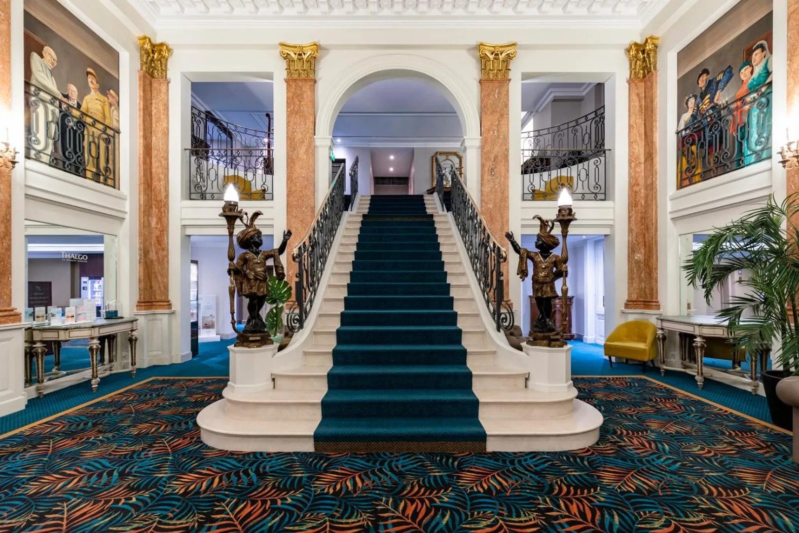 Lobby or reception in Hôtel & SPA Oceania L'Univers Tours