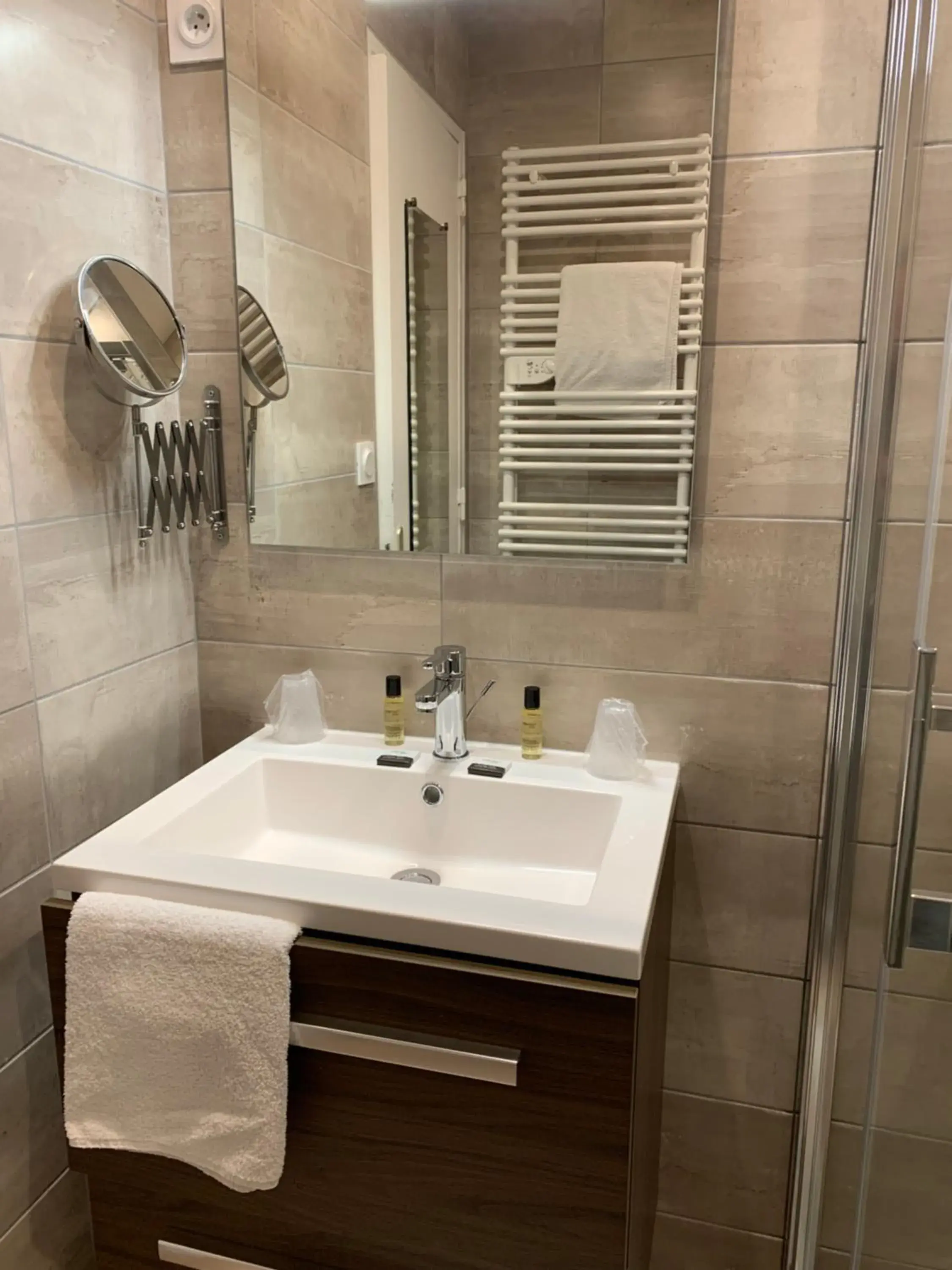 Standard Queen Room - Non-Smoking in La Bonbonniere - Sure Hotel Collection by Best Western Standard Queen Room - Non-Smoking in La Bonbonniere - Sure Hotel Collection by Best Western