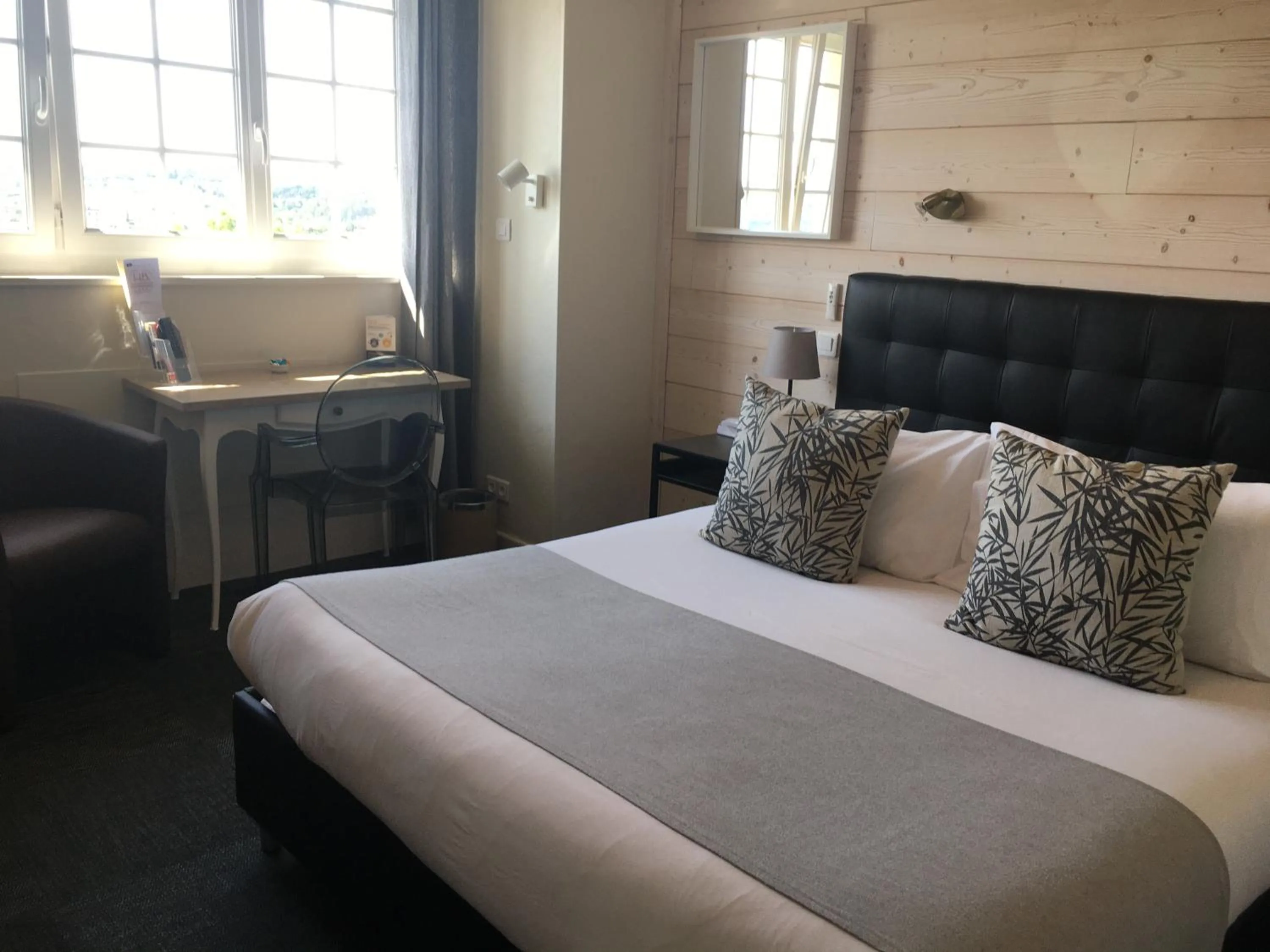 Photo of the whole room, Bed in La Bonbonniere - Sure Hotel Collection by Best Western