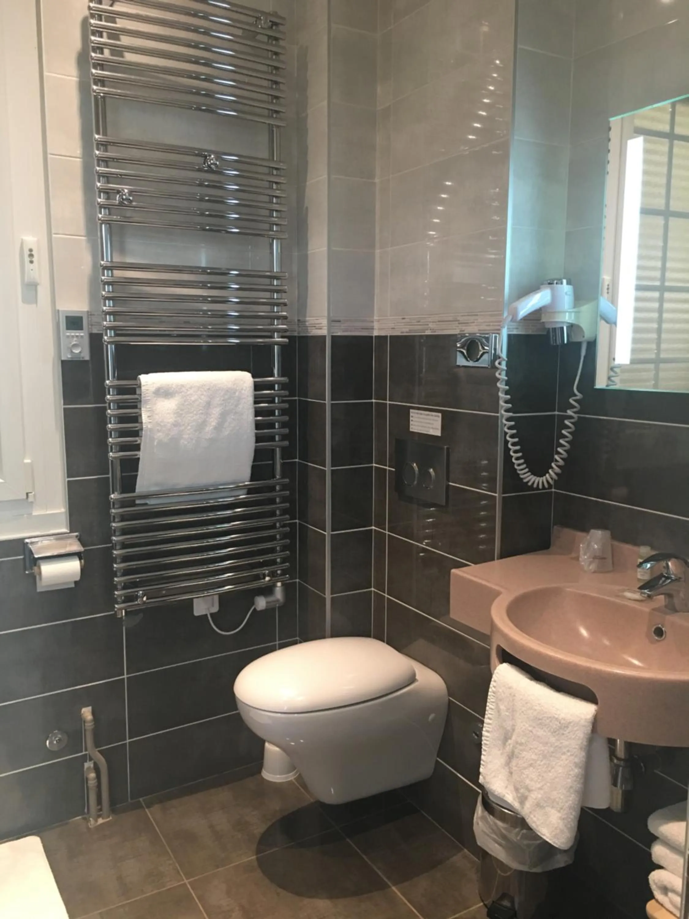 Toilet in La Bonbonniere - Sure Hotel Collection by Best Western