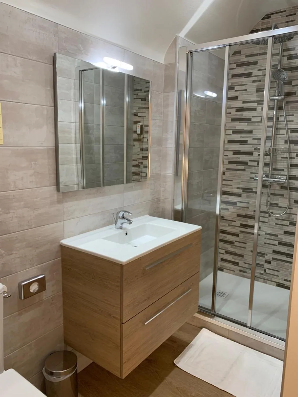 Shower in La Bonbonniere - Sure Hotel Collection by Best Western