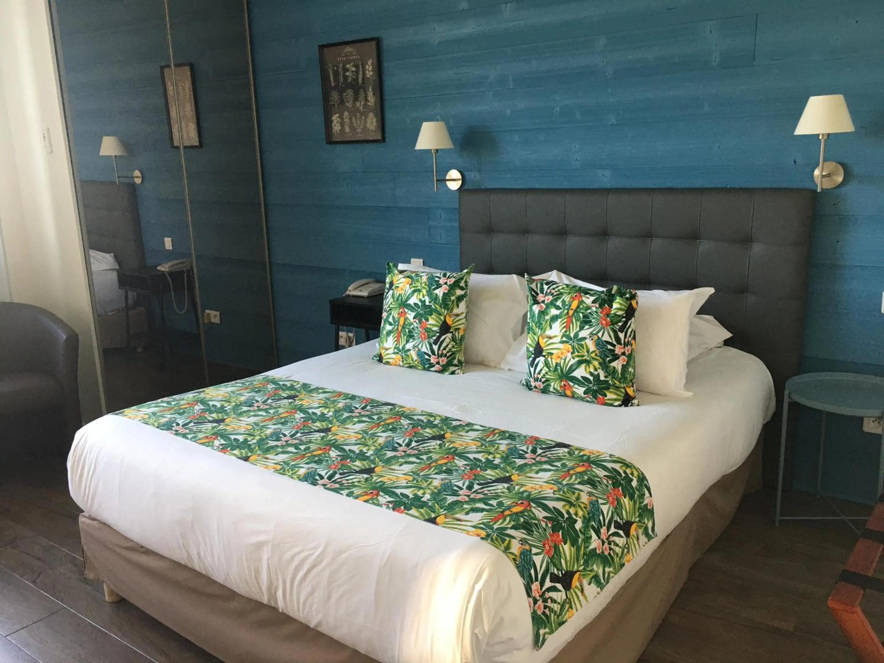 Photo of the whole room, Bed in La Bonbonniere - Sure Hotel Collection by Best Western