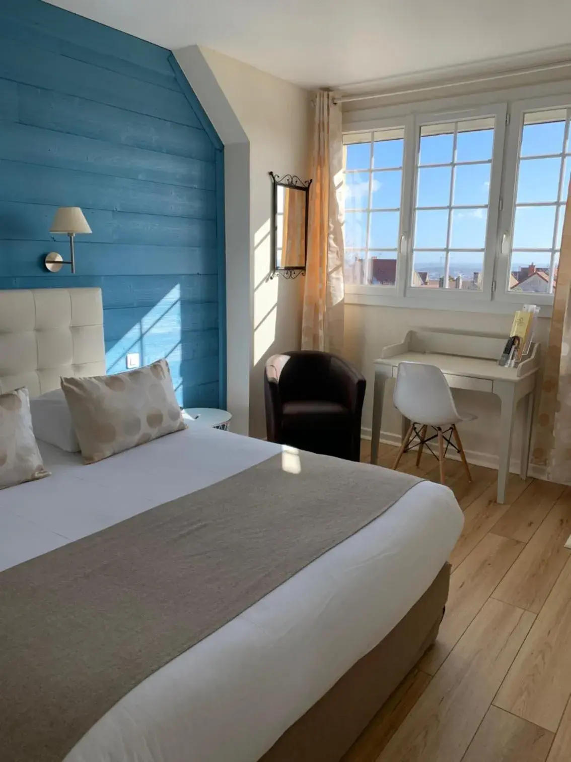 Superior Queen Room with Queen Bed - Non-Smoking in La Bonbonniere - Sure Hotel Collection by Best Western Superior Queen Room with Queen Bed - Non-Smoking in La Bonbonniere - Sure Hotel Collection by Best Western