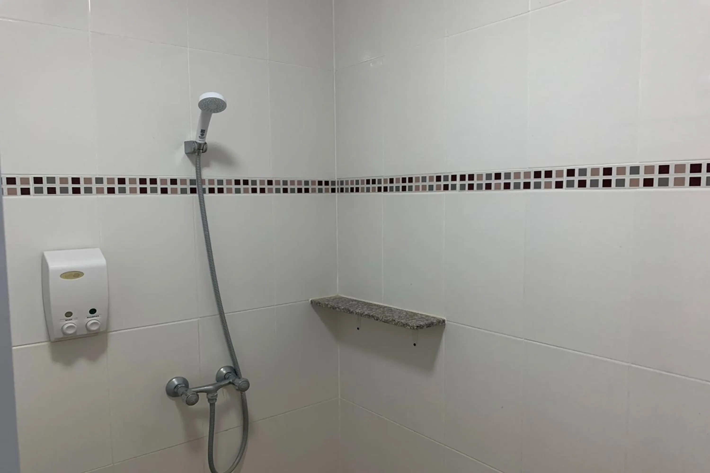 Shower in Pin Hotel