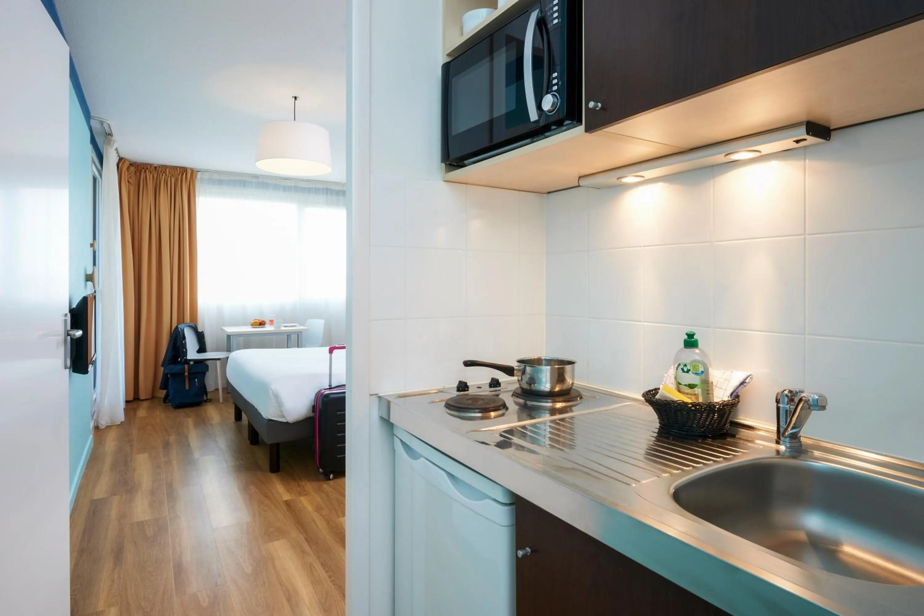 Kitchen or kitchenette, Bed in Aparthotel Adagio Access Strasbourg Illkirch