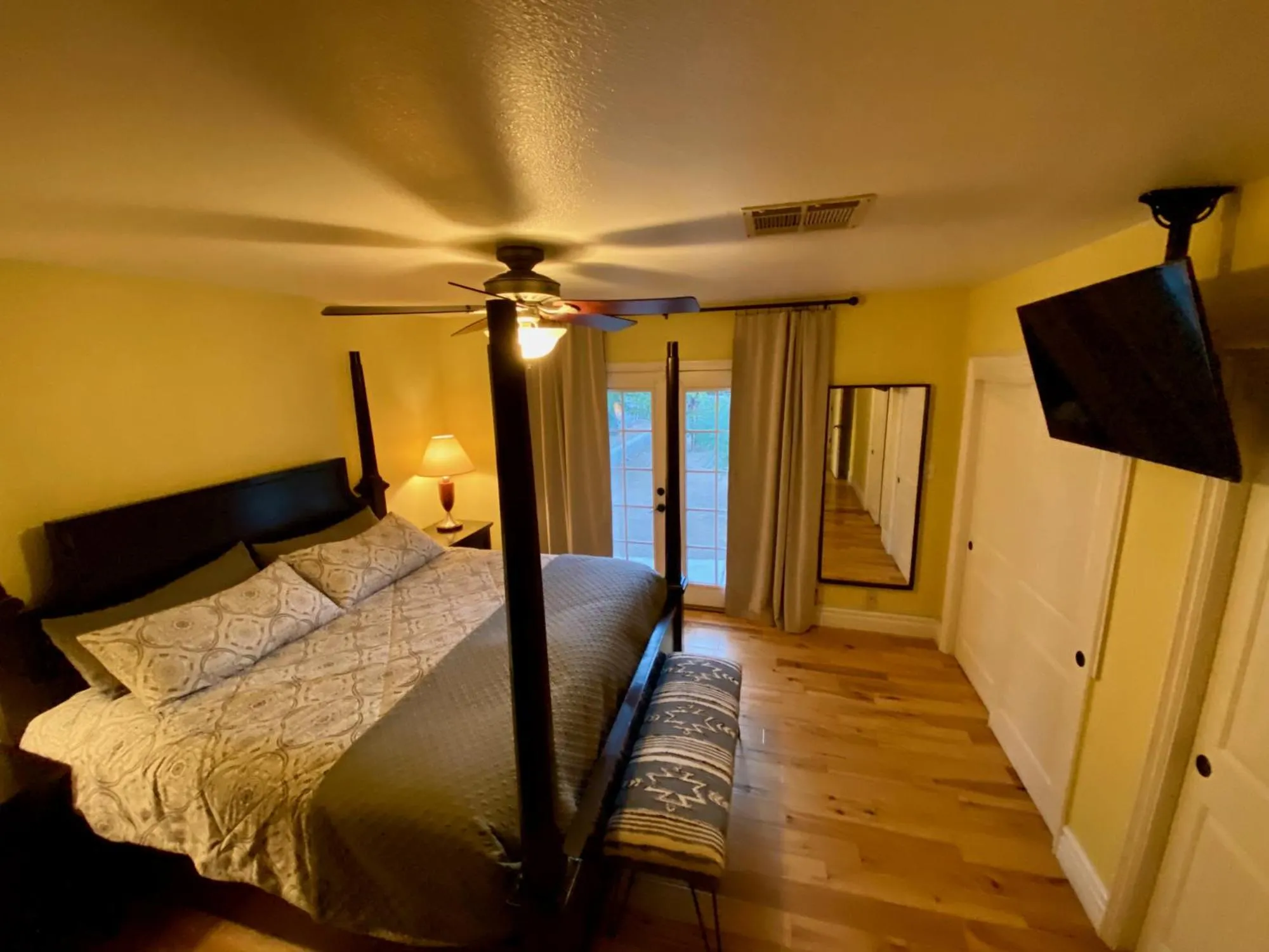 TV and multimedia, Bed in Newer Ranch with Pool and Hot Tub near the Strip and Freemont street.