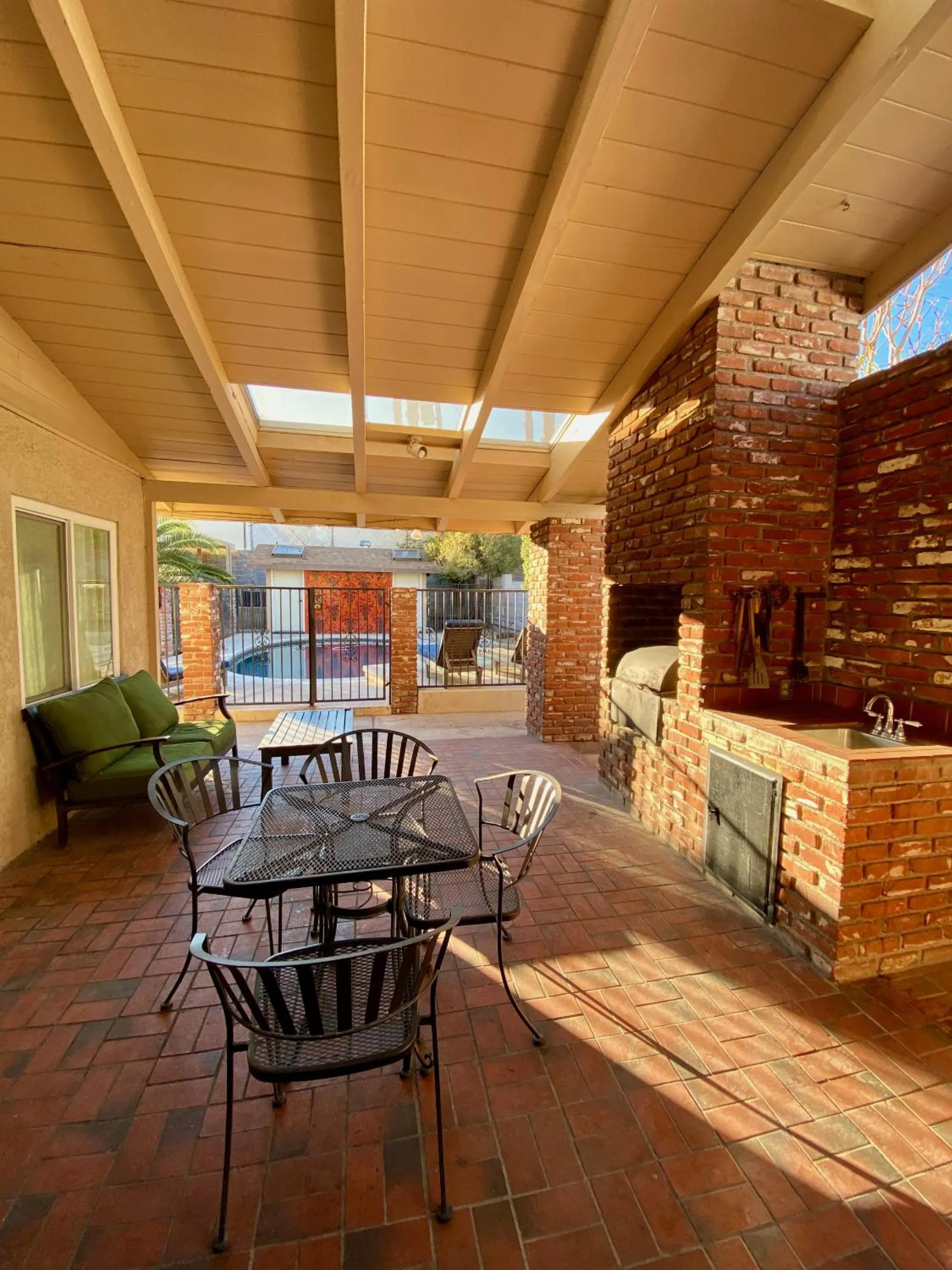 Newer Ranch with Pool and Hot Tub near the Strip and Freemont street.