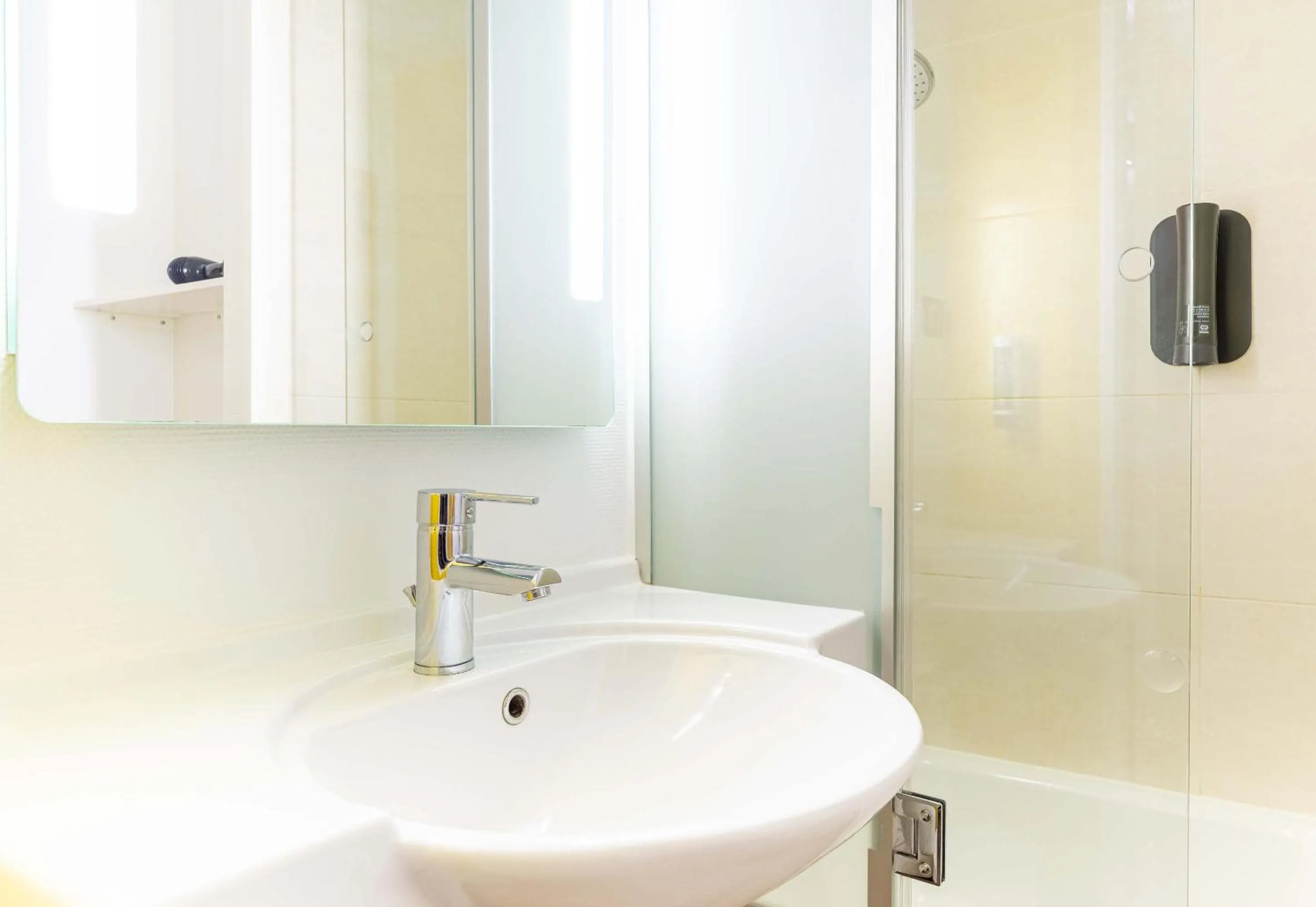 Bathroom in B&B HOTEL Nantes Aéroport