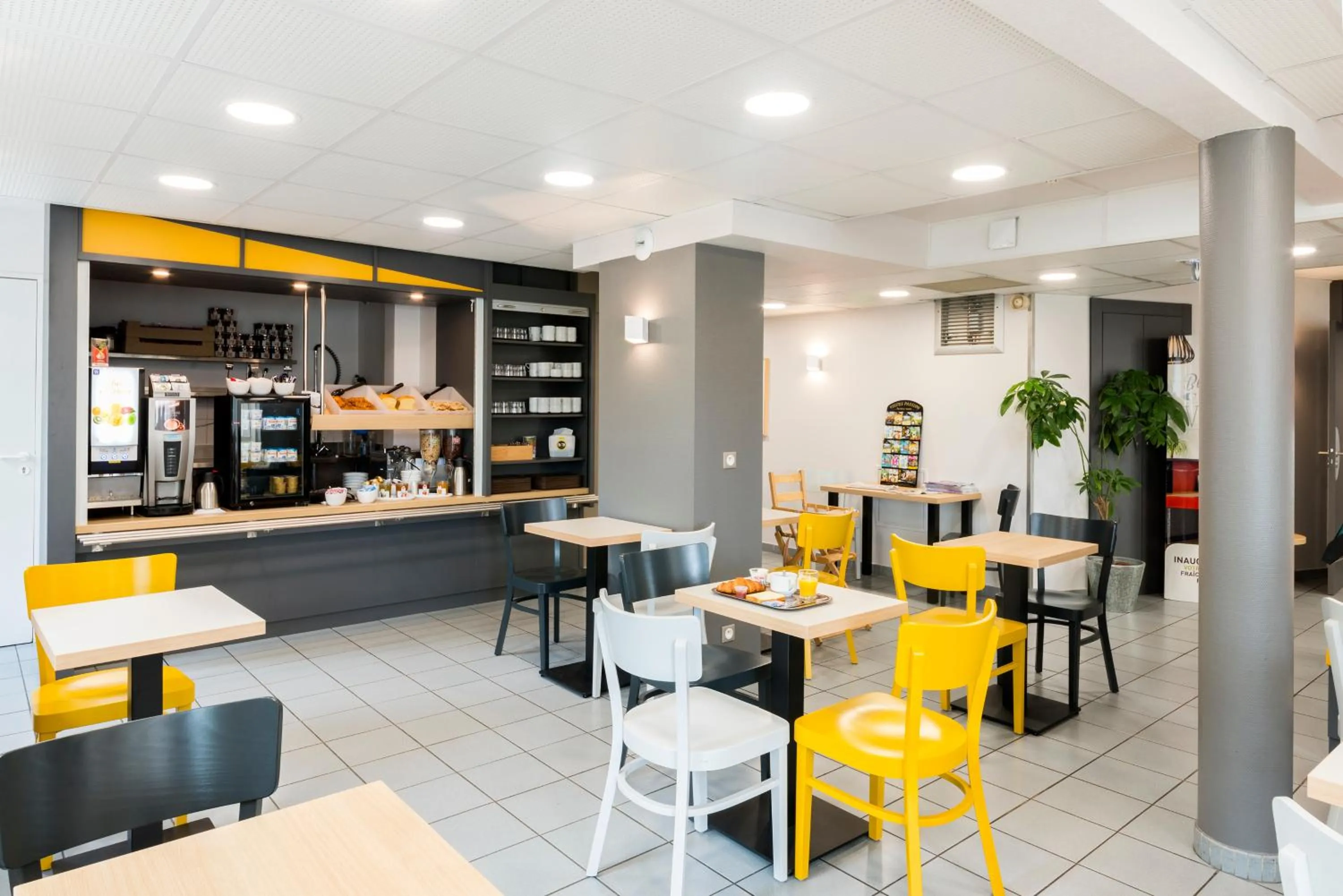 Buffet breakfast in B&B HOTEL Nantes Aéroport