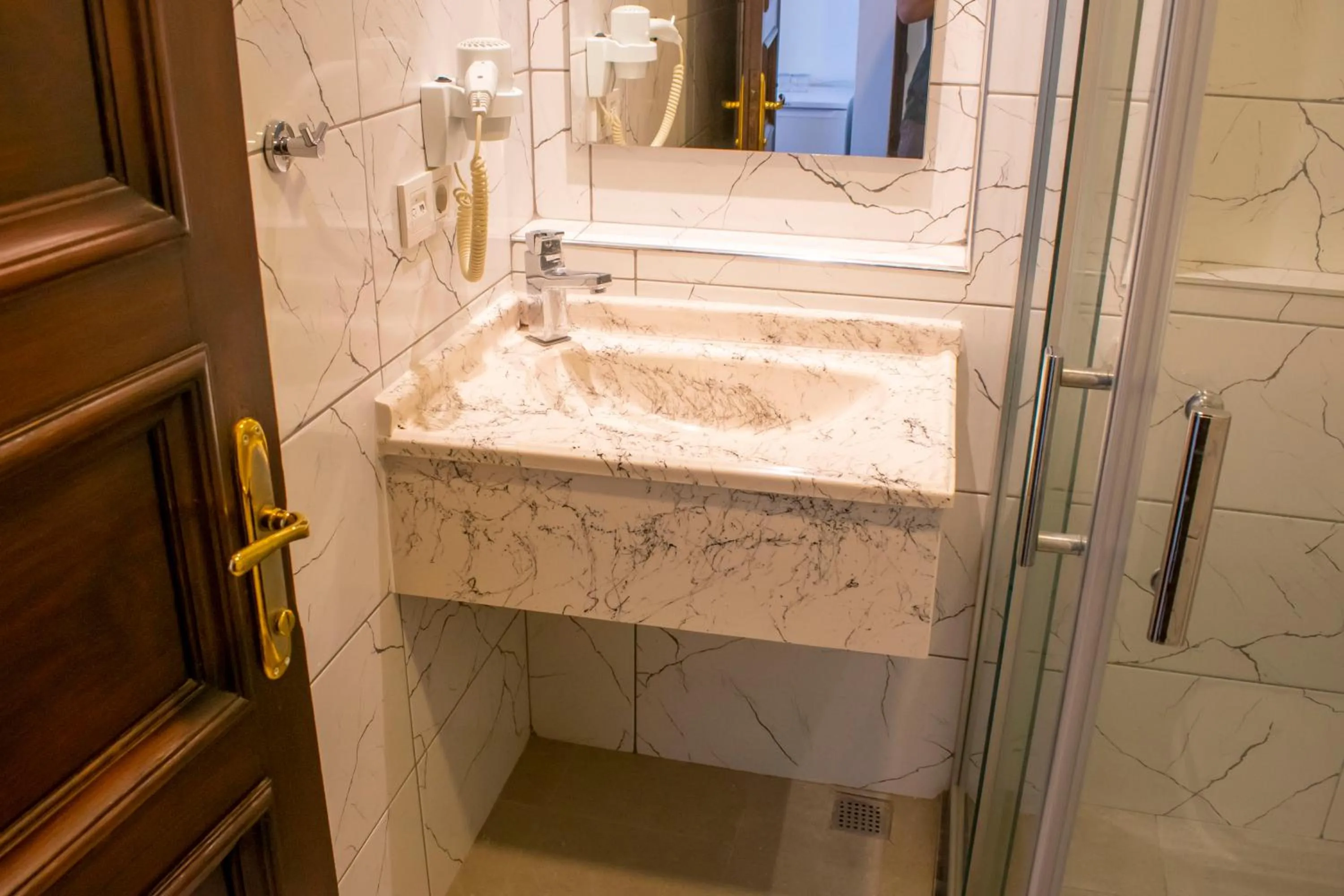 Shower in Dinc Pension